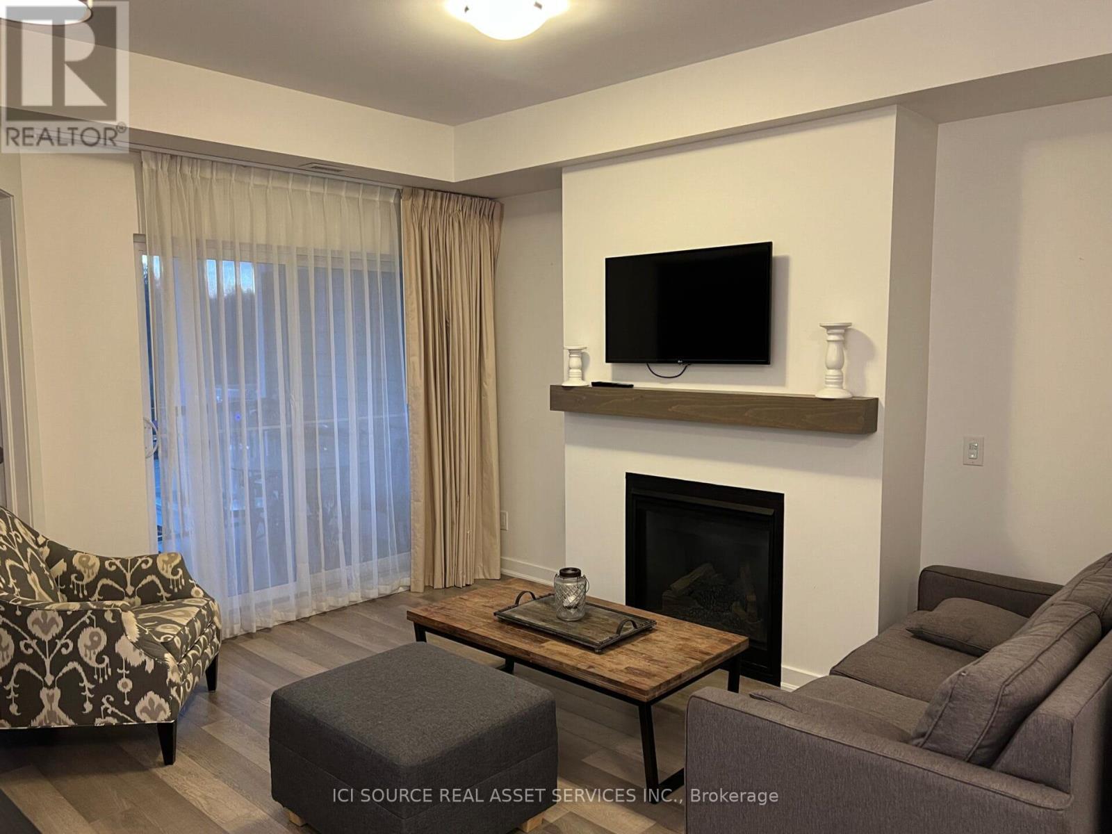 405 - 40 Horseshoe Boulevard, Oro-Medonte, ON - Indoor Photo Showing Living Room With Fireplace