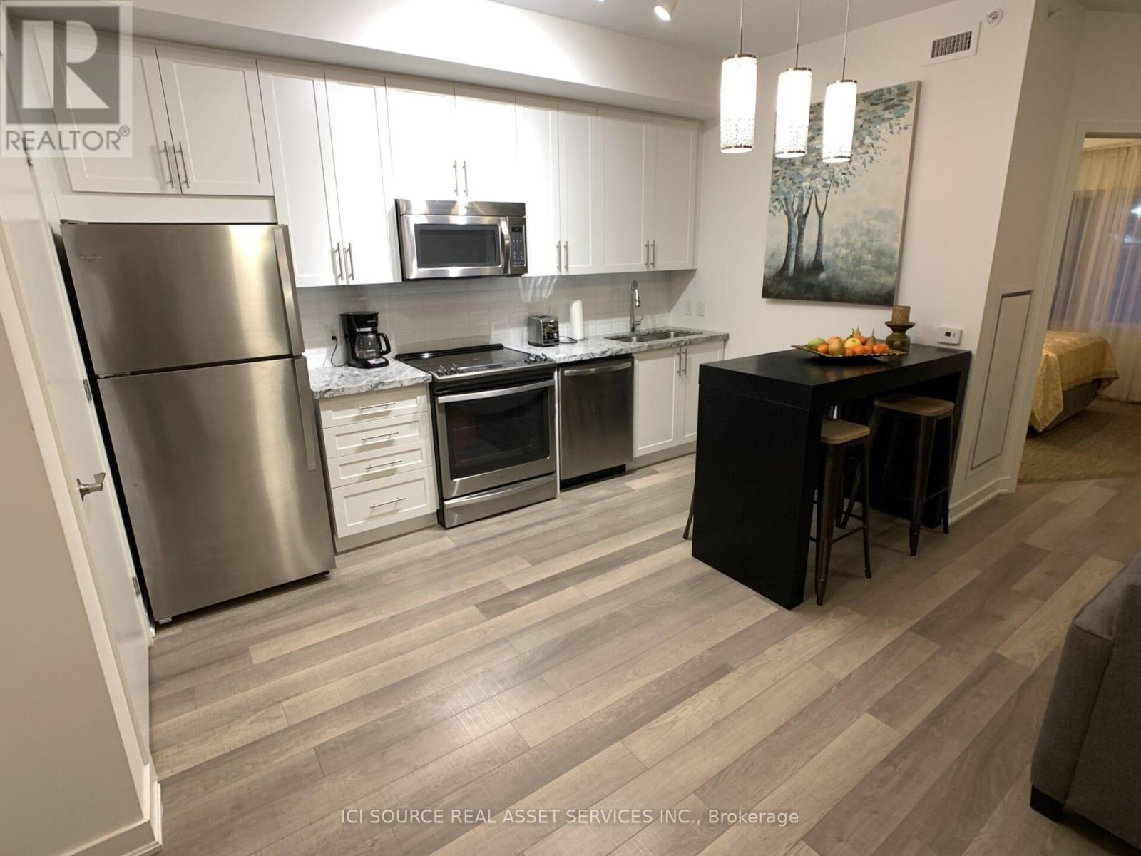 405 - 40 Horseshoe Boulevard, Oro-Medonte, ON - Indoor Photo Showing Kitchen With Stainless Steel Kitchen