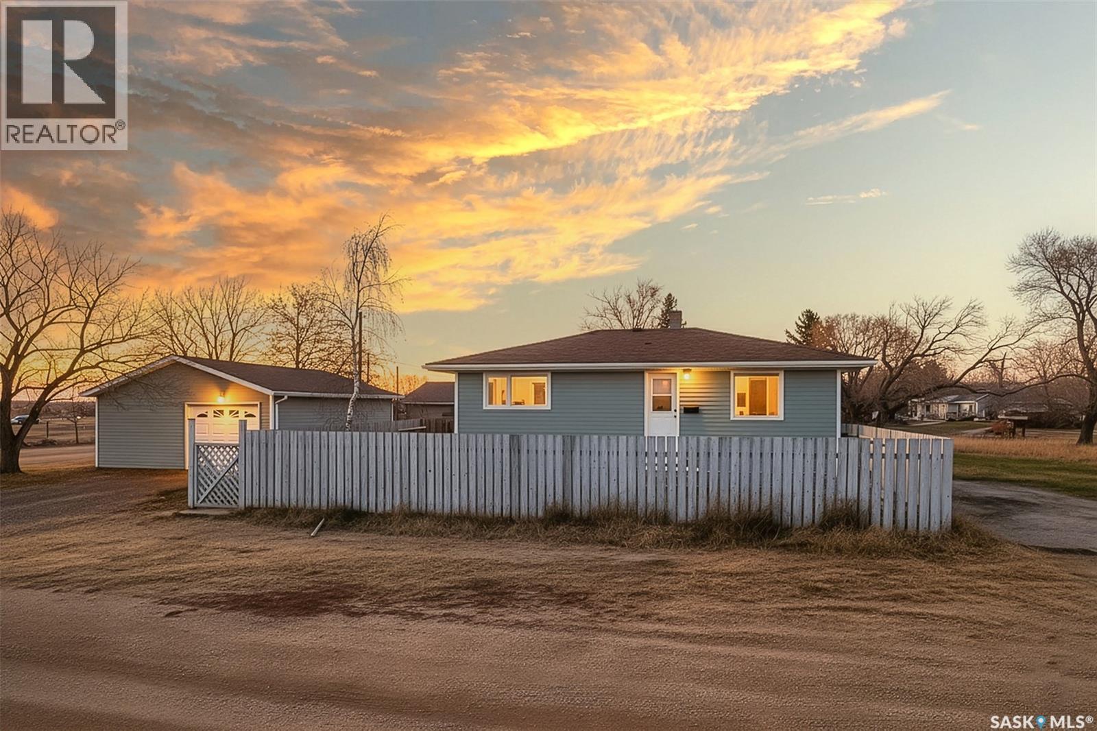 1166 Lillooet Street W, Moose Jaw, SK - Outdoor