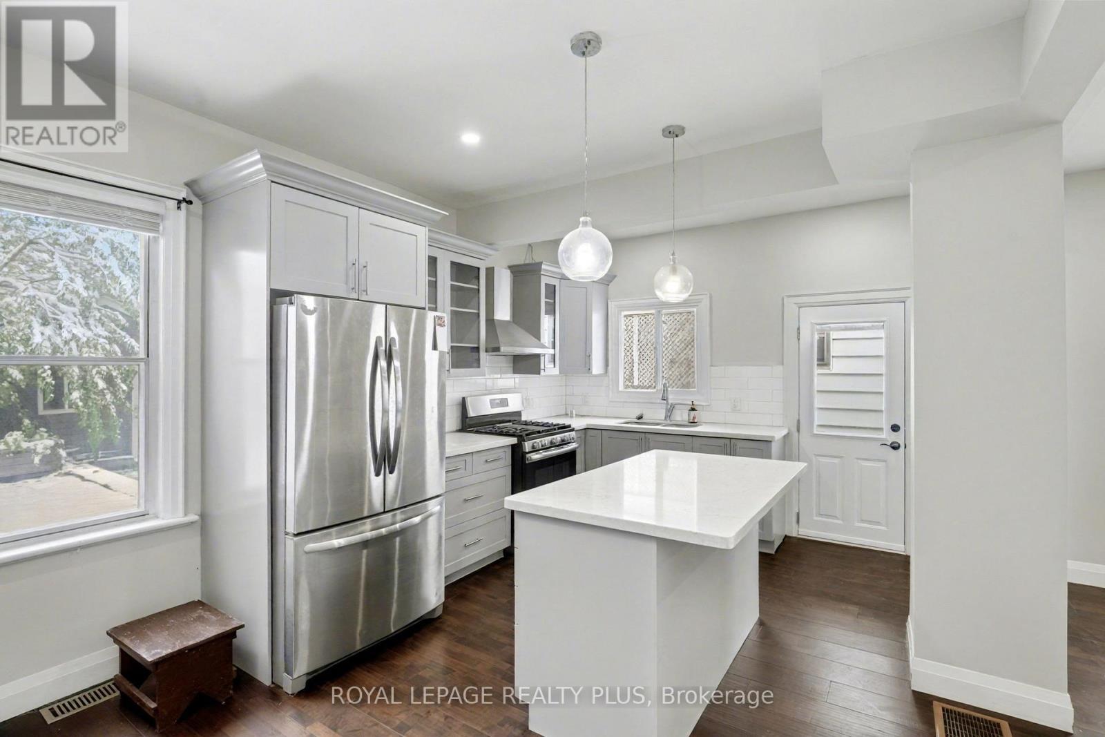 165 Cavell Avenue, Hamilton, ON - Indoor Photo Showing Kitchen With Upgraded Kitchen