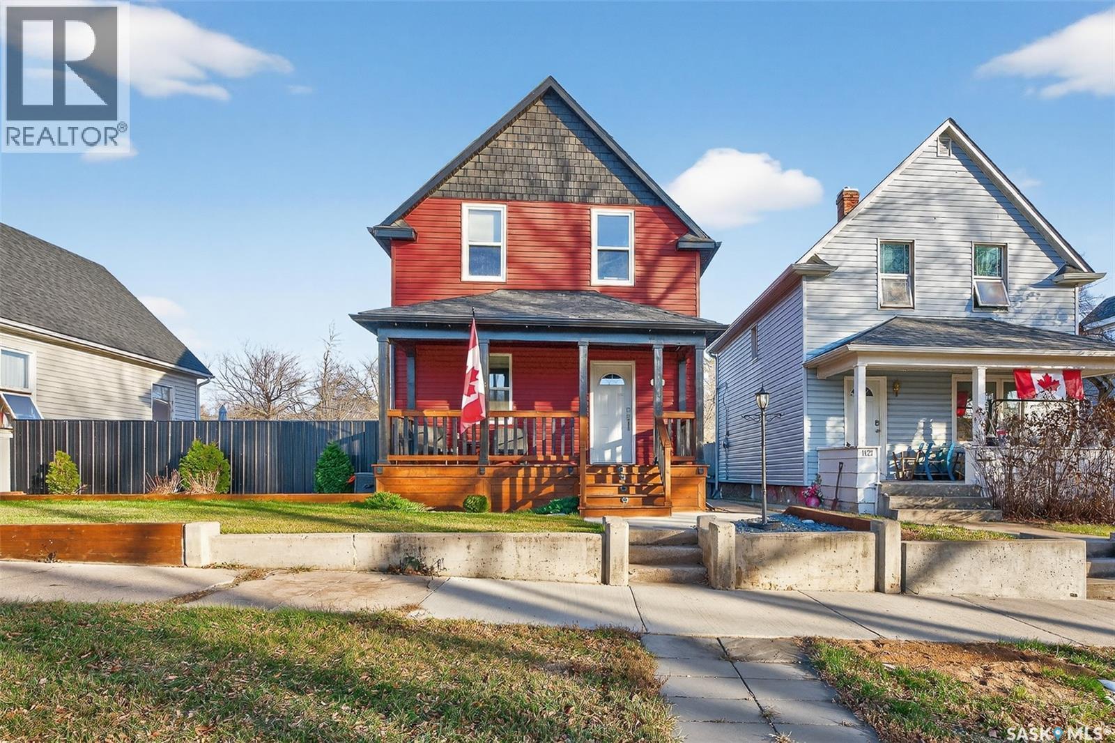 1129 3Rd Avenue Ne, Moose Jaw, SK - Outdoor With Deck Patio Veranda With Facade