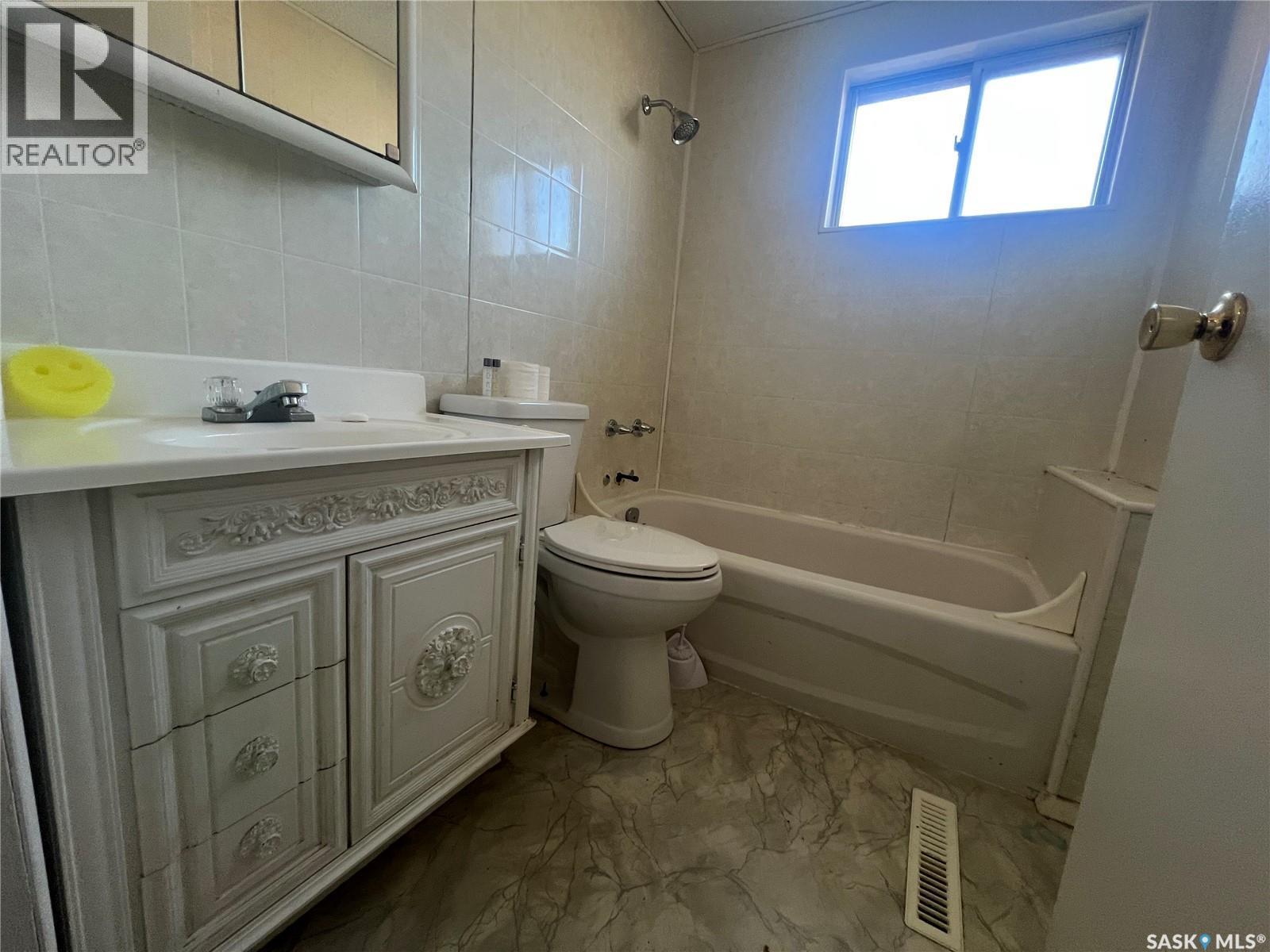 400 Reed Street, Morse, SK - Indoor Photo Showing Bathroom
