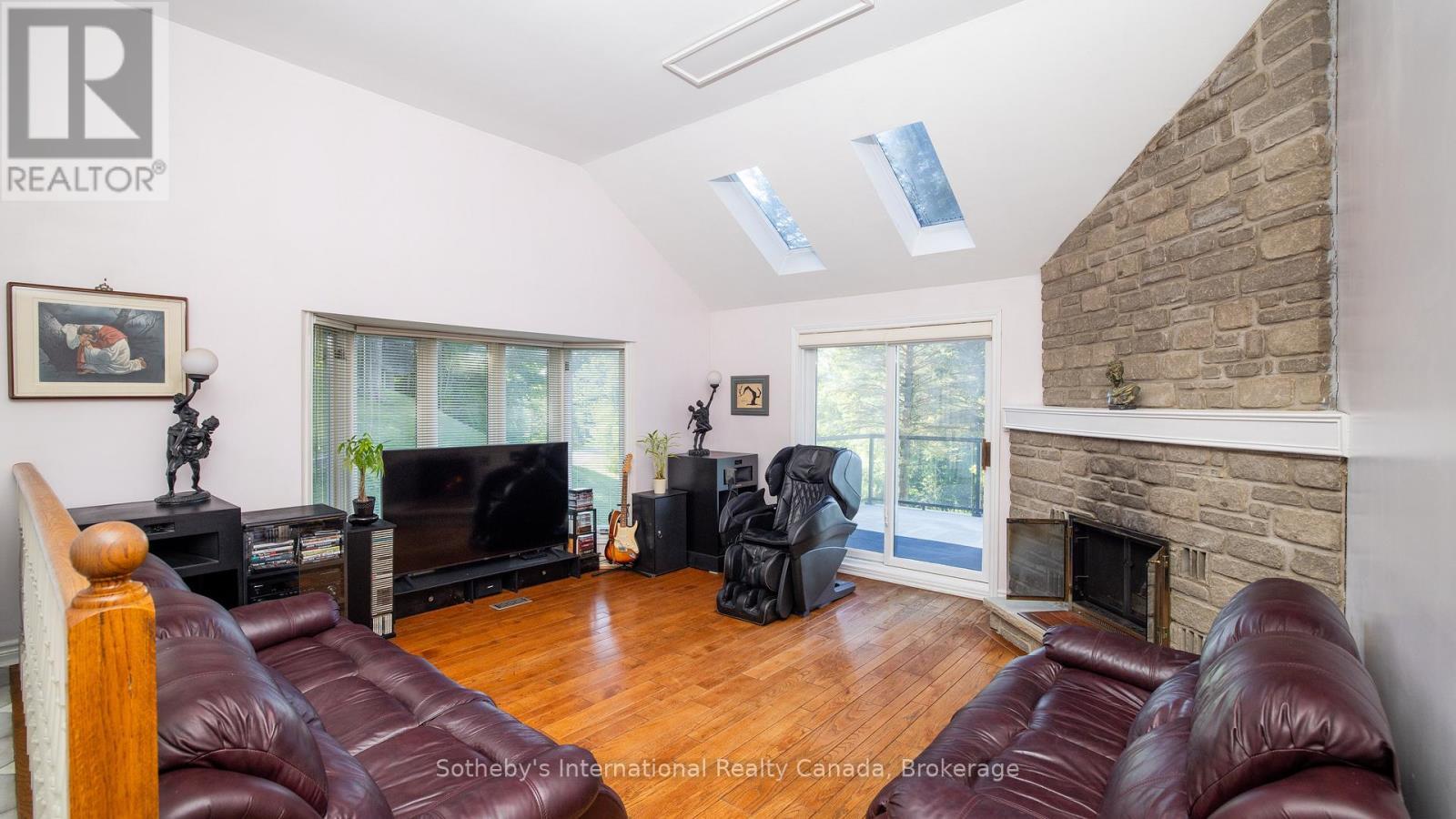 12 Matson Drive, Caledon (Palgrave), ON - Indoor Photo Showing Living Room With Fireplace