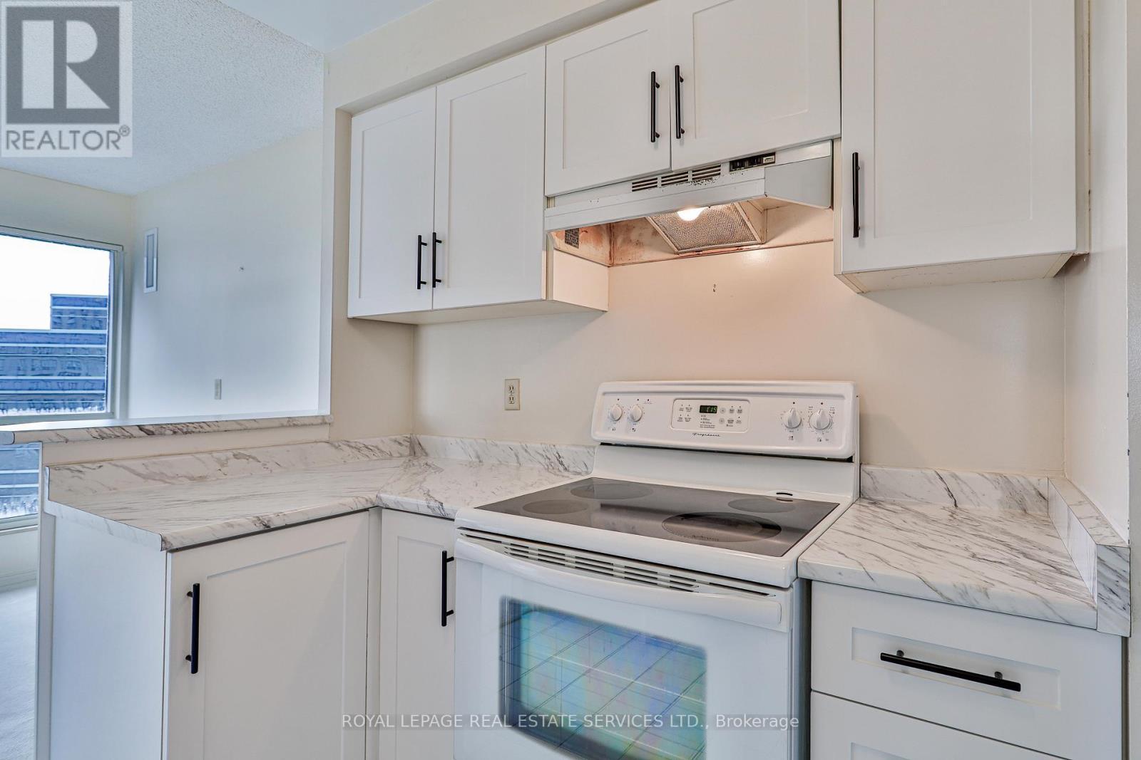 611 - 2269 Lake Shore Boulevard W, Toronto, ON - Indoor Photo Showing Kitchen