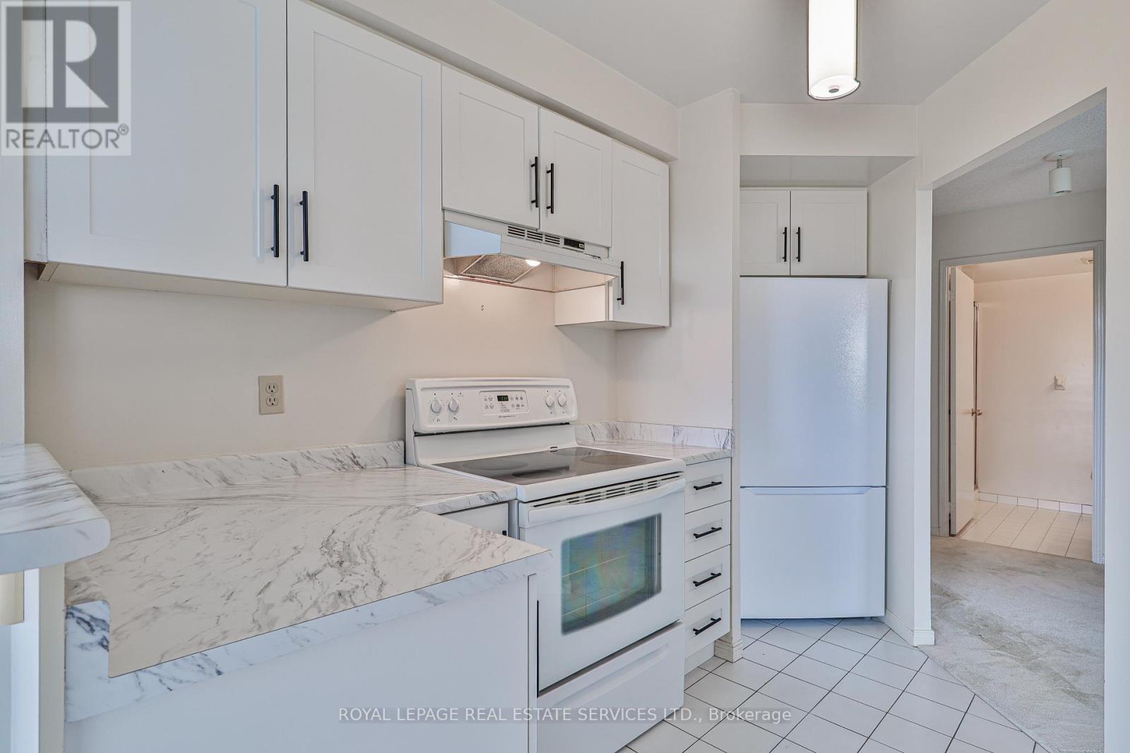 611 - 2269 Lake Shore Boulevard W, Toronto, ON - Indoor Photo Showing Kitchen