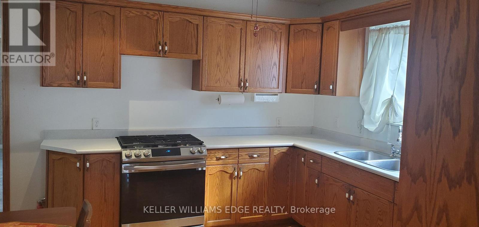 149 Ivon Avenue, Hamilton, ON - Indoor Photo Showing Kitchen With Double Sink
