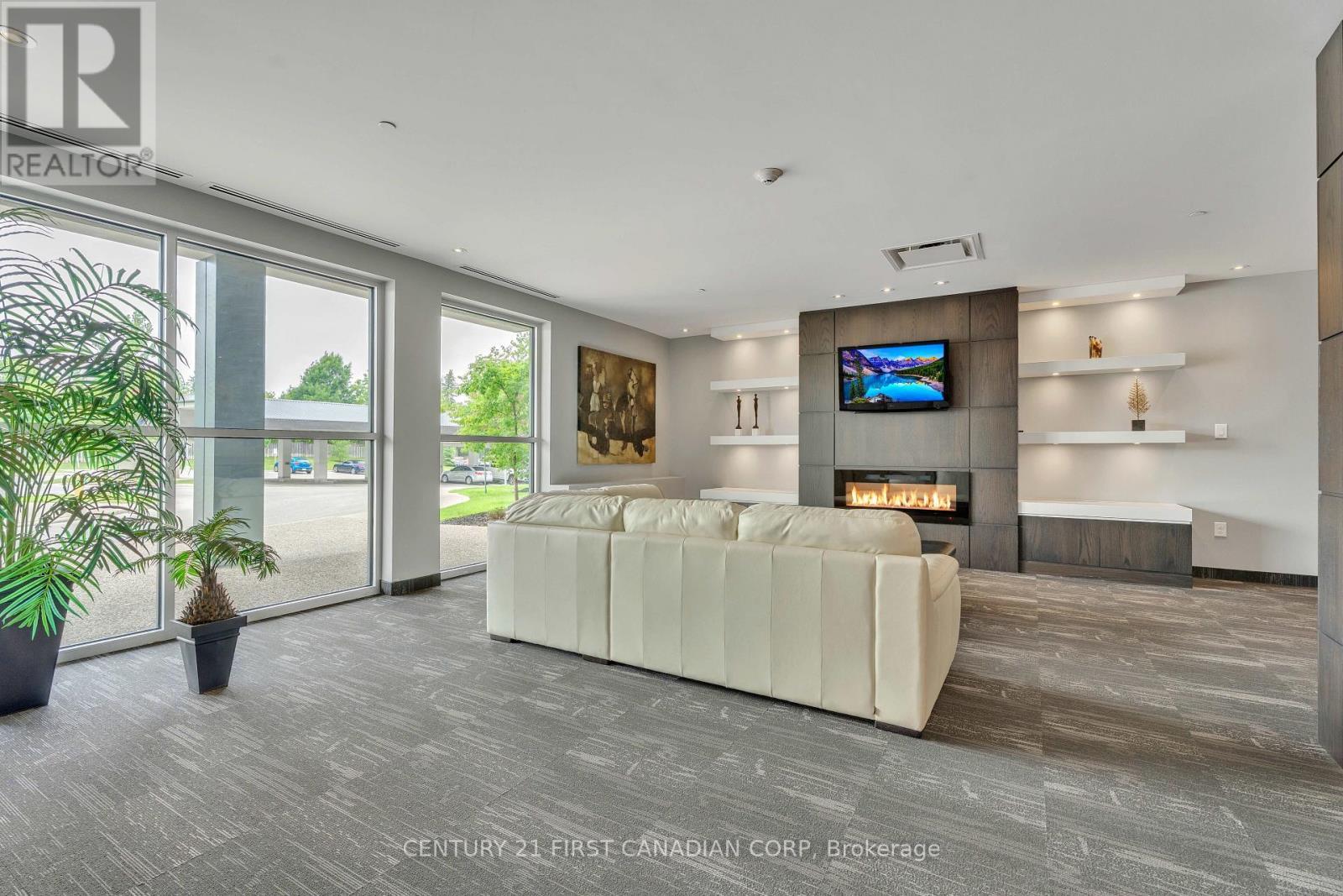 303 - 1705 Fiddlehead Place, London North (North R), ON - Indoor Photo Showing Living Room With Fireplace