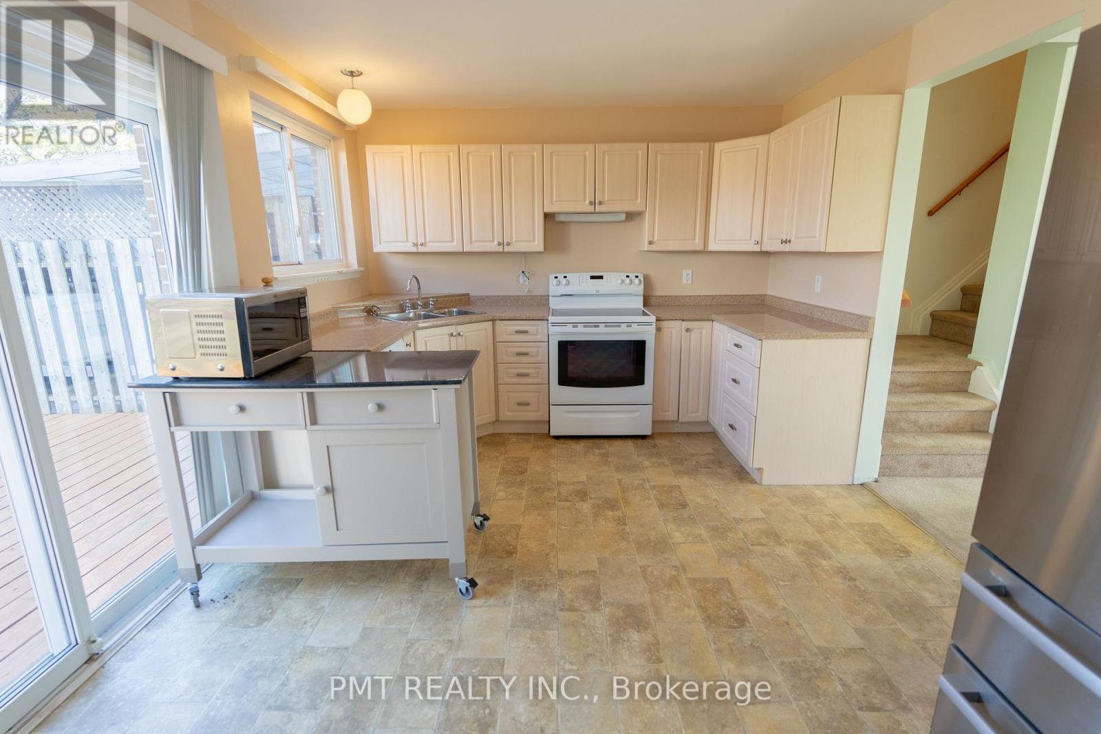 728 Krosno Boulevard, Pickering, ON - Indoor Photo Showing Kitchen With Double Sink
