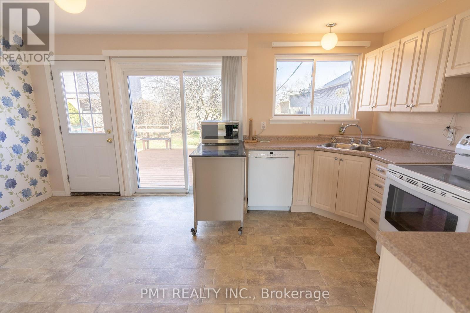 728 Krosno Boulevard, Pickering, ON - Indoor Photo Showing Kitchen With Double Sink