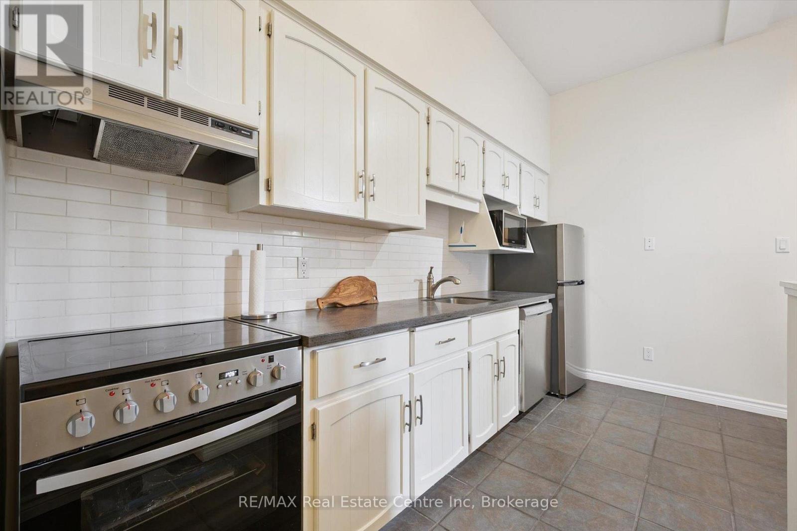 204 - 200 Woolwich Street, Guelph (Downtown), ON - Indoor Photo Showing Kitchen