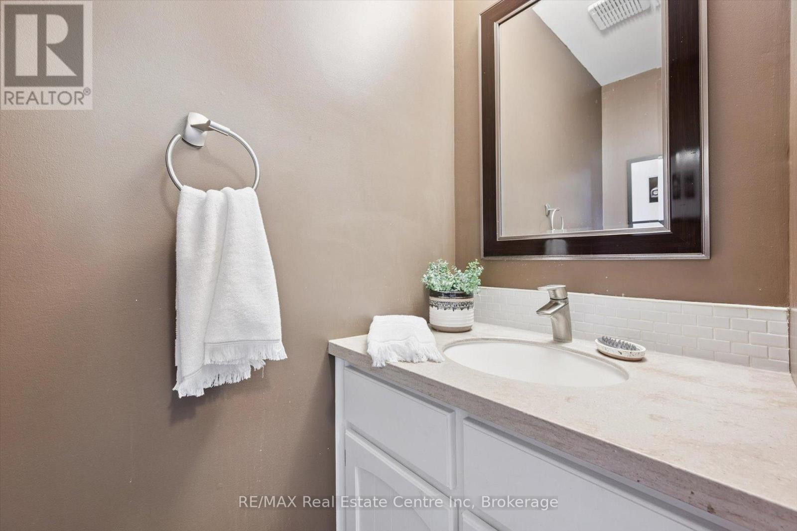 204 - 200 Woolwich Street, Guelph (Downtown), ON - Indoor Photo Showing Bathroom