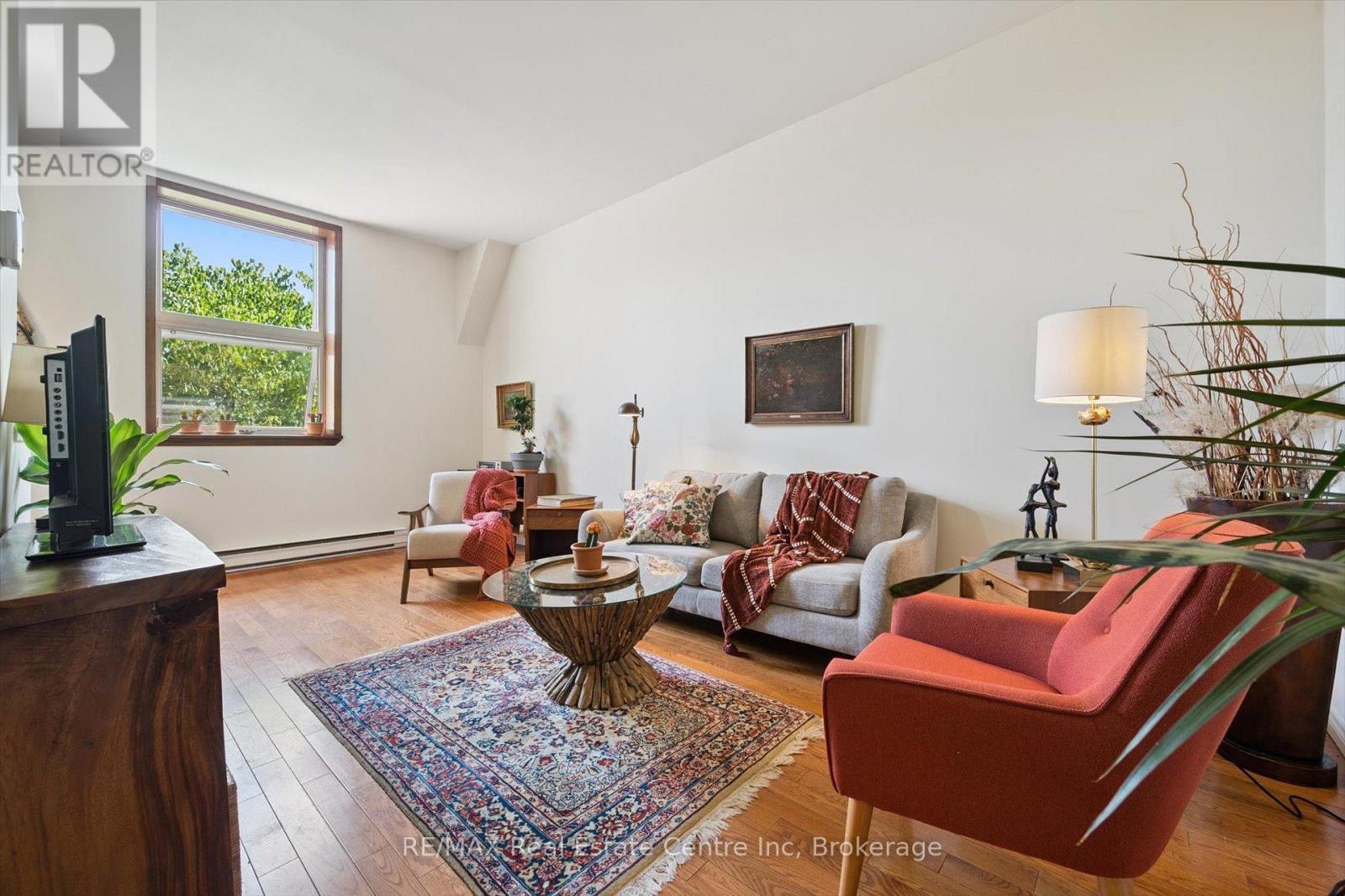 204 - 200 Woolwich Street, Guelph (Downtown), ON - Indoor Photo Showing Living Room