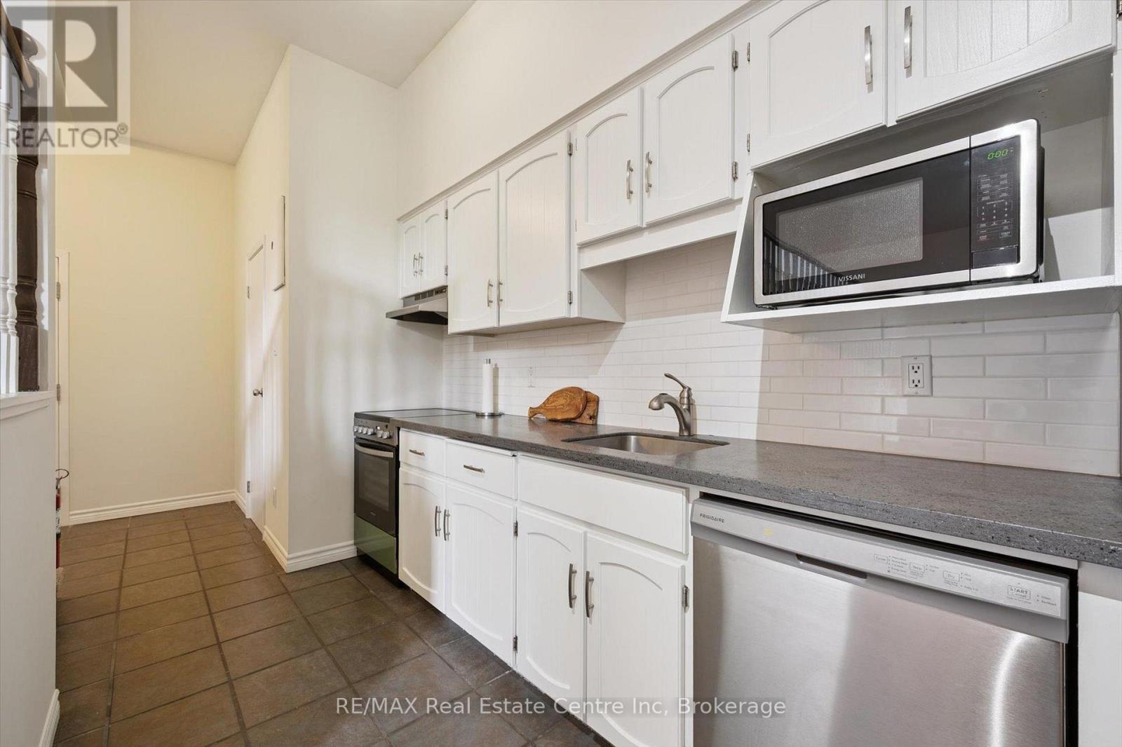 204 - 200 Woolwich Street, Guelph (Downtown), ON - Indoor Photo Showing Kitchen
