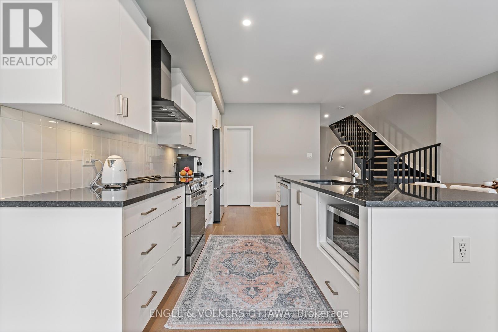 517 Cobra Crescent, Ottawa, ON - Indoor Photo Showing Kitchen With Upgraded Kitchen