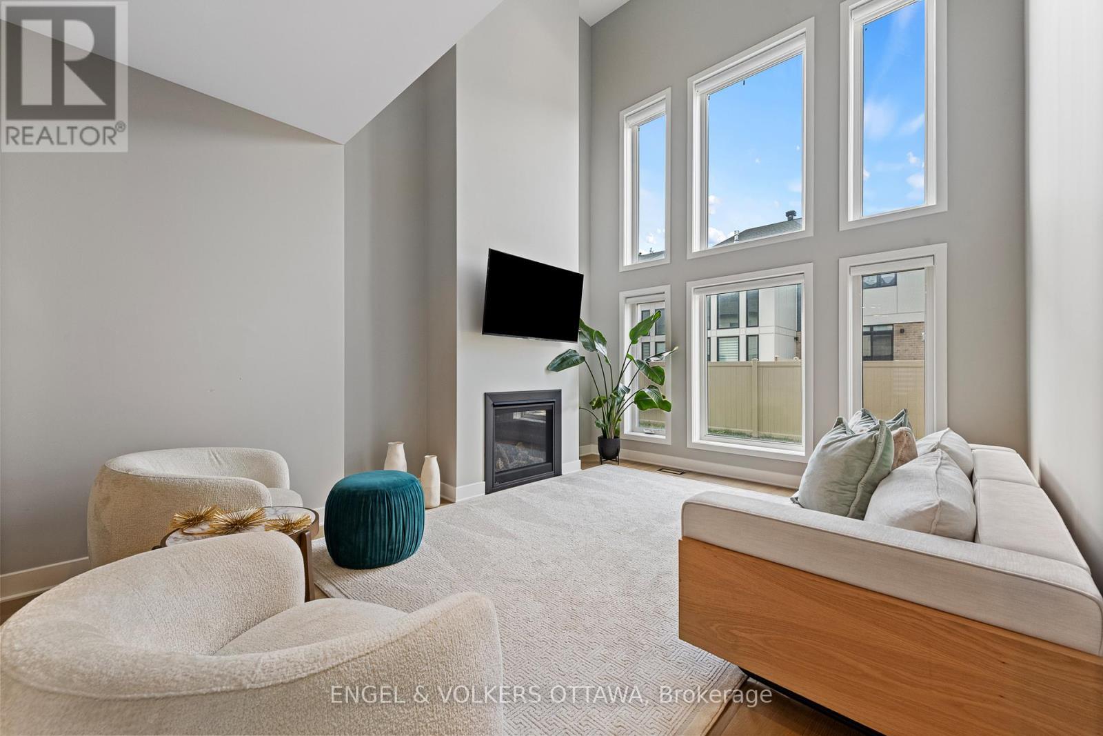 517 Cobra Crescent, Ottawa, ON - Indoor With Fireplace