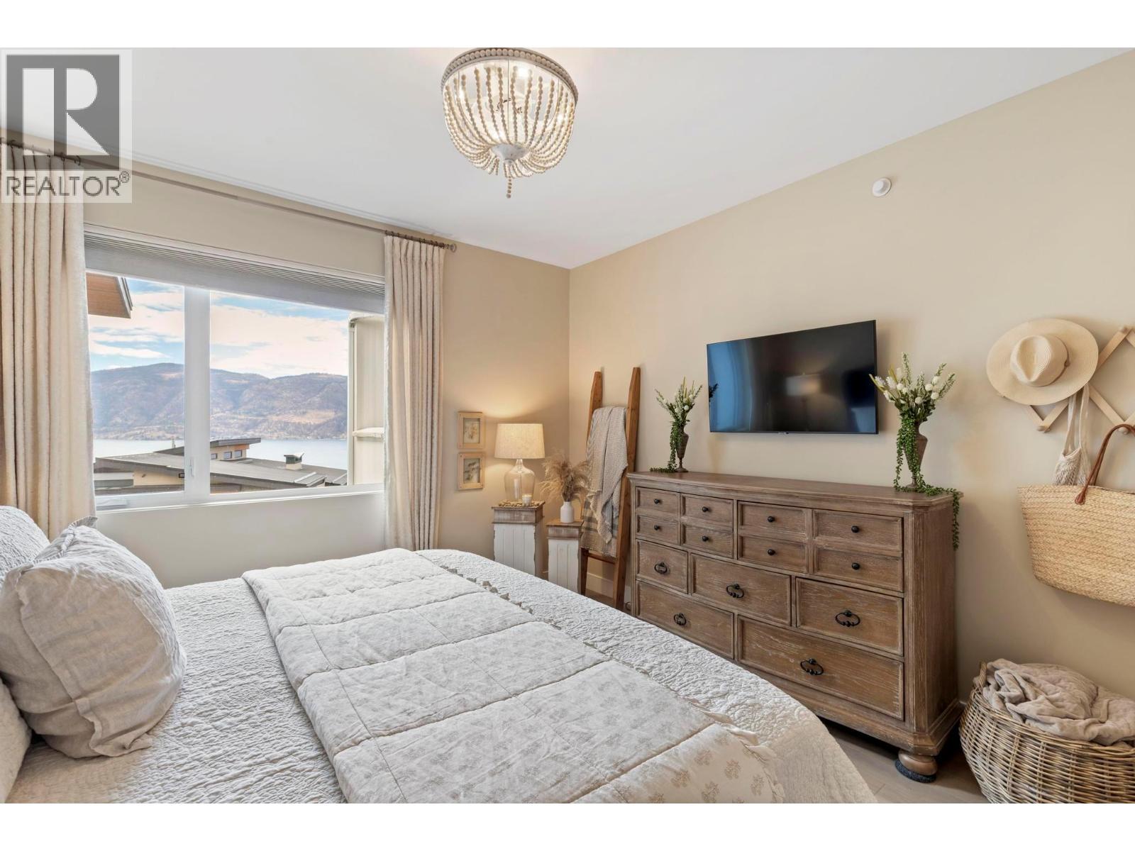1768 Slateview Crescent, Lake Country, BC - Indoor Photo Showing Bedroom