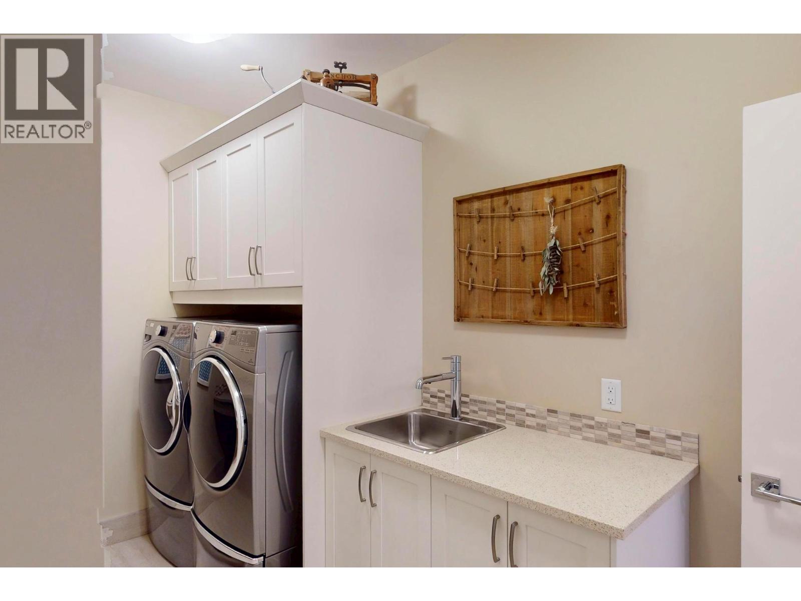 1768 Slateview Crescent, Lake Country, BC - Indoor Photo Showing Laundry Room