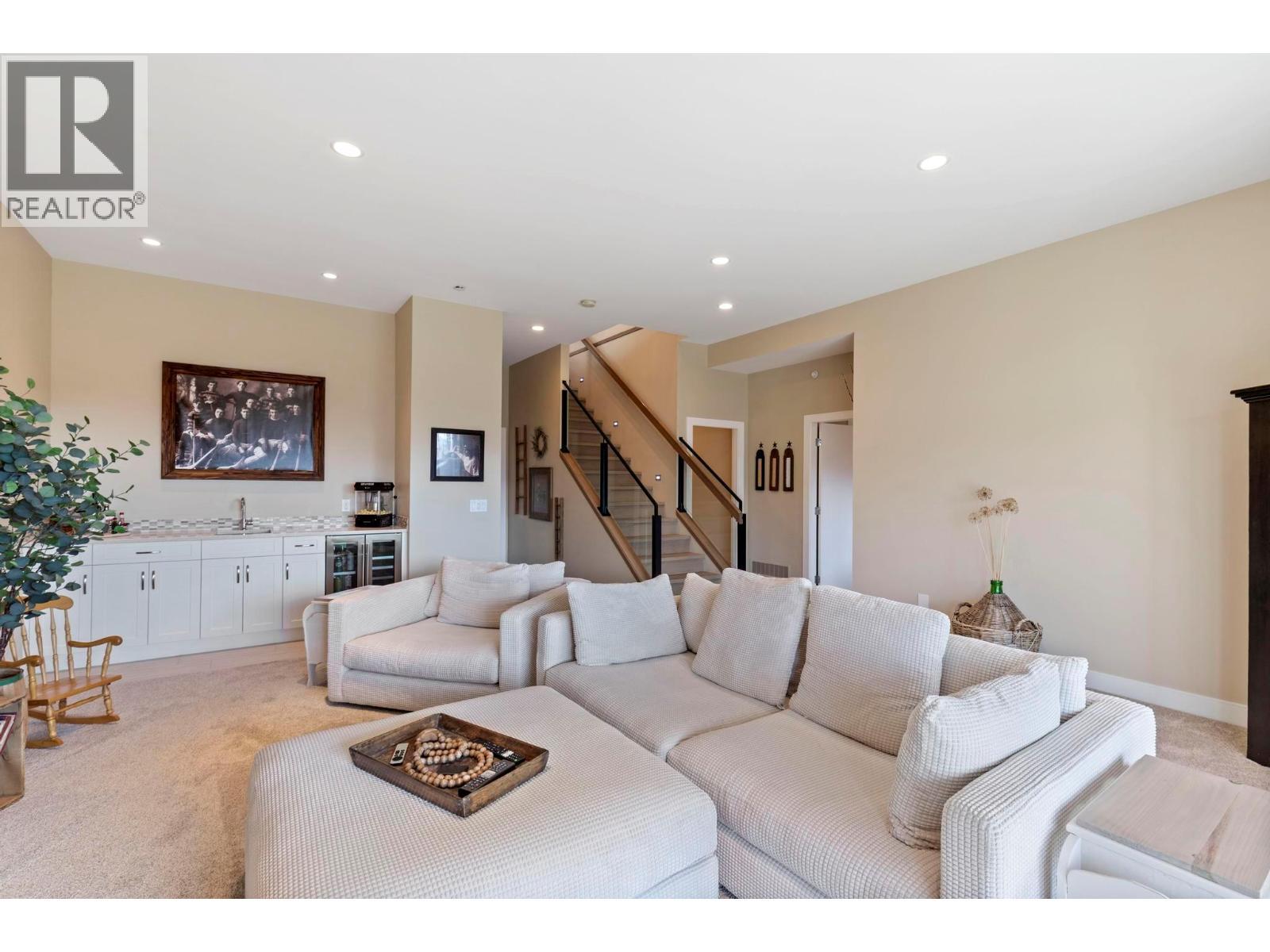 1768 Slateview Crescent, Lake Country, BC - Indoor Photo Showing Living Room
