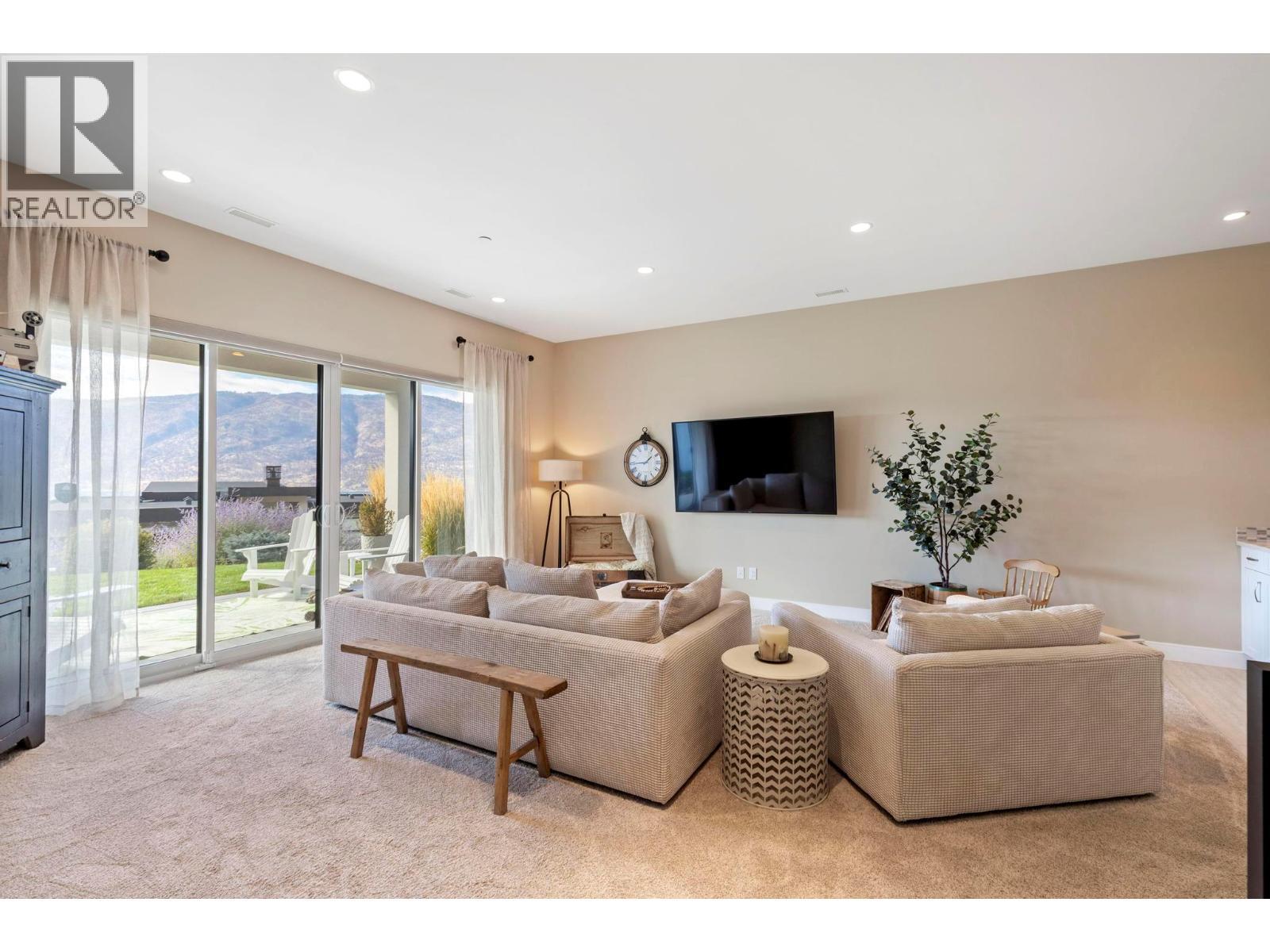 1768 Slateview Crescent, Lake Country, BC - Indoor Photo Showing Living Room