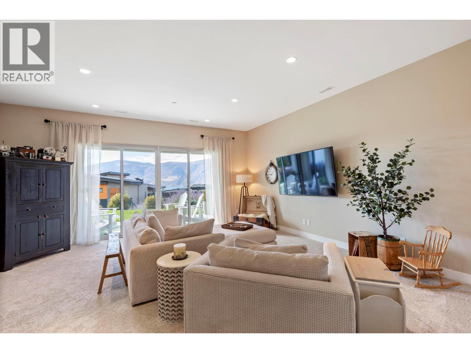 1768 Slateview Crescent, Lake Country, BC - Indoor Photo Showing Living Room