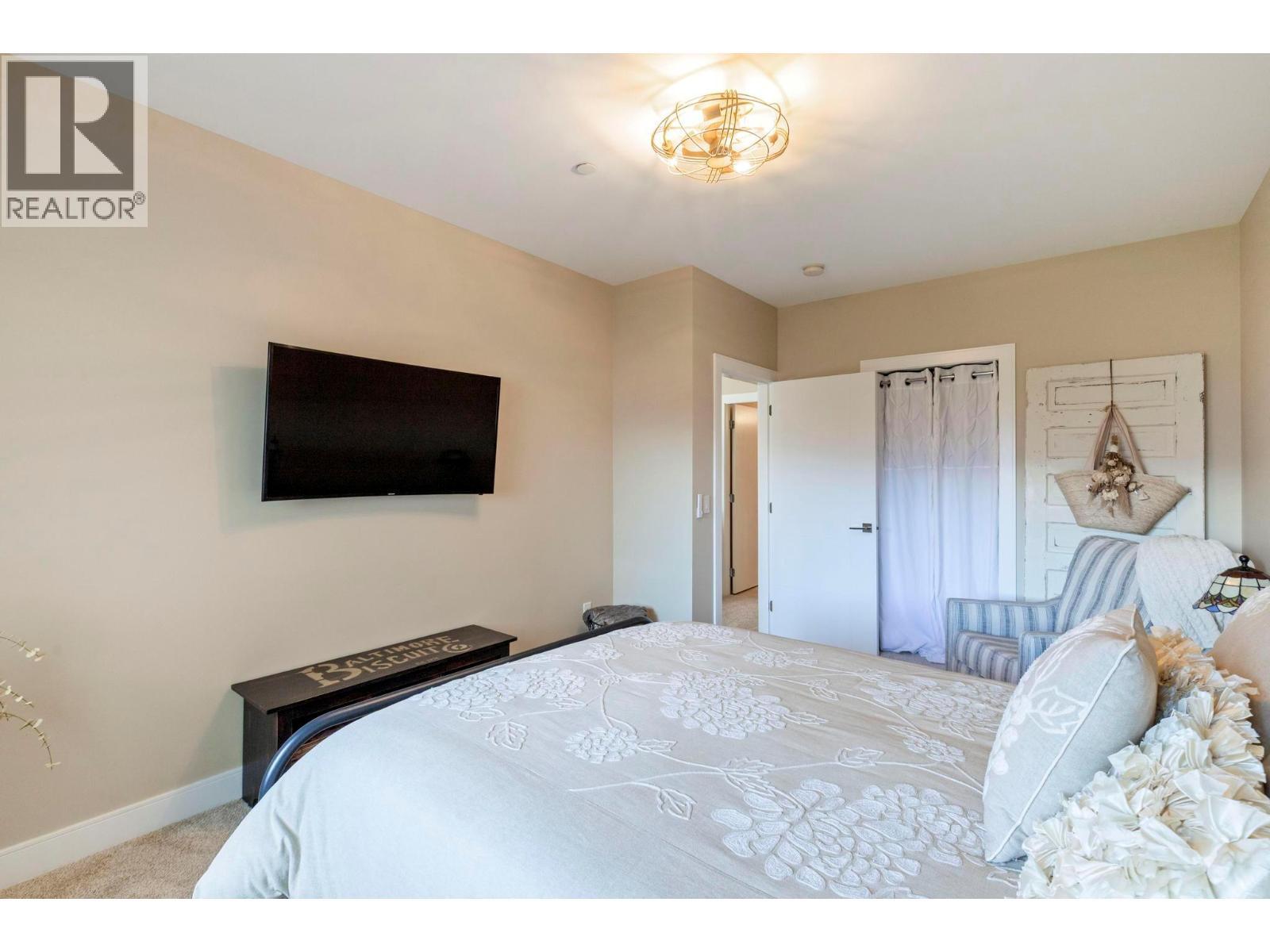 1768 Slateview Crescent, Lake Country, BC - Indoor Photo Showing Bedroom