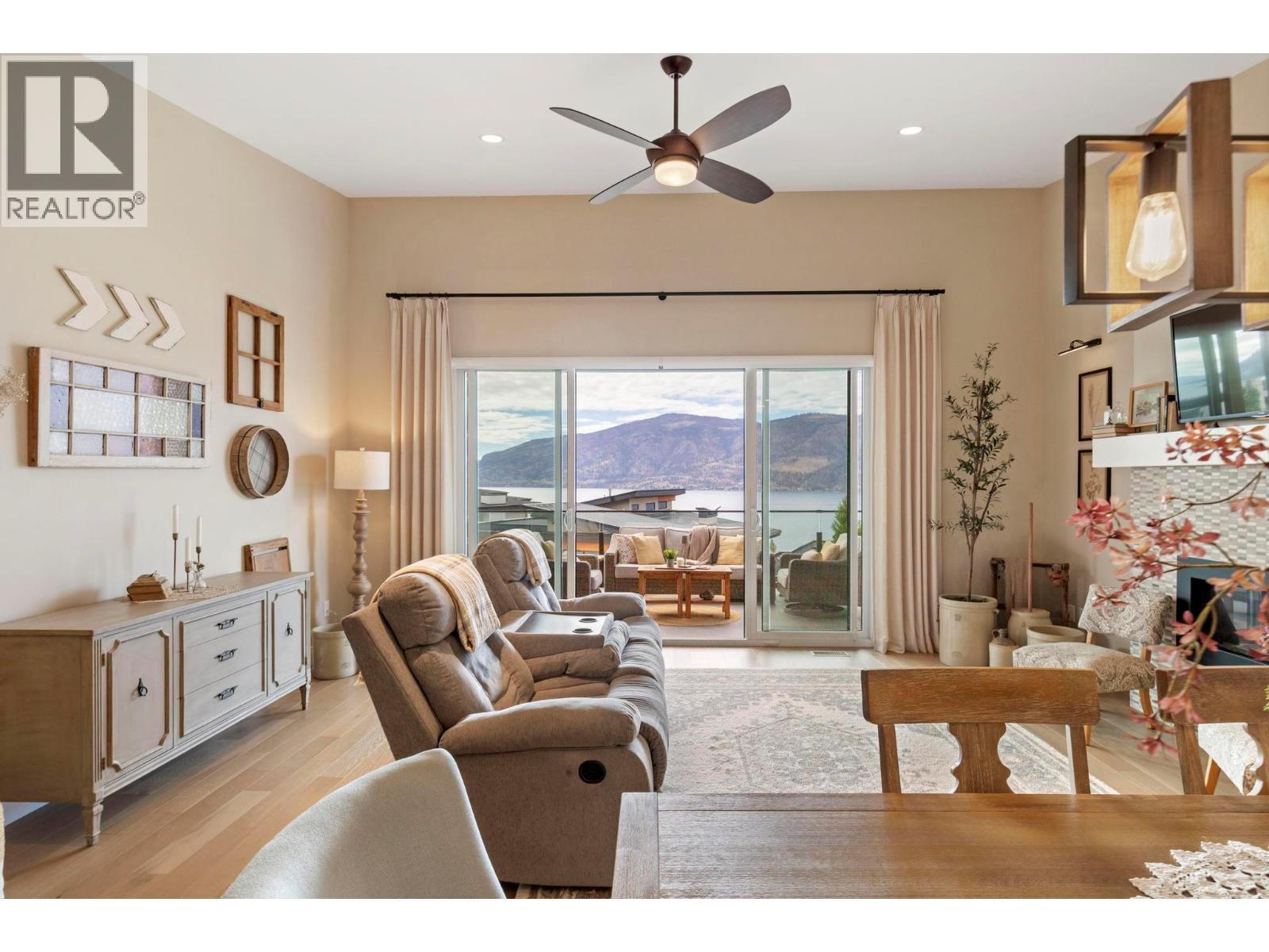 1768 Slateview Crescent, Lake Country, BC - Indoor Photo Showing Living Room