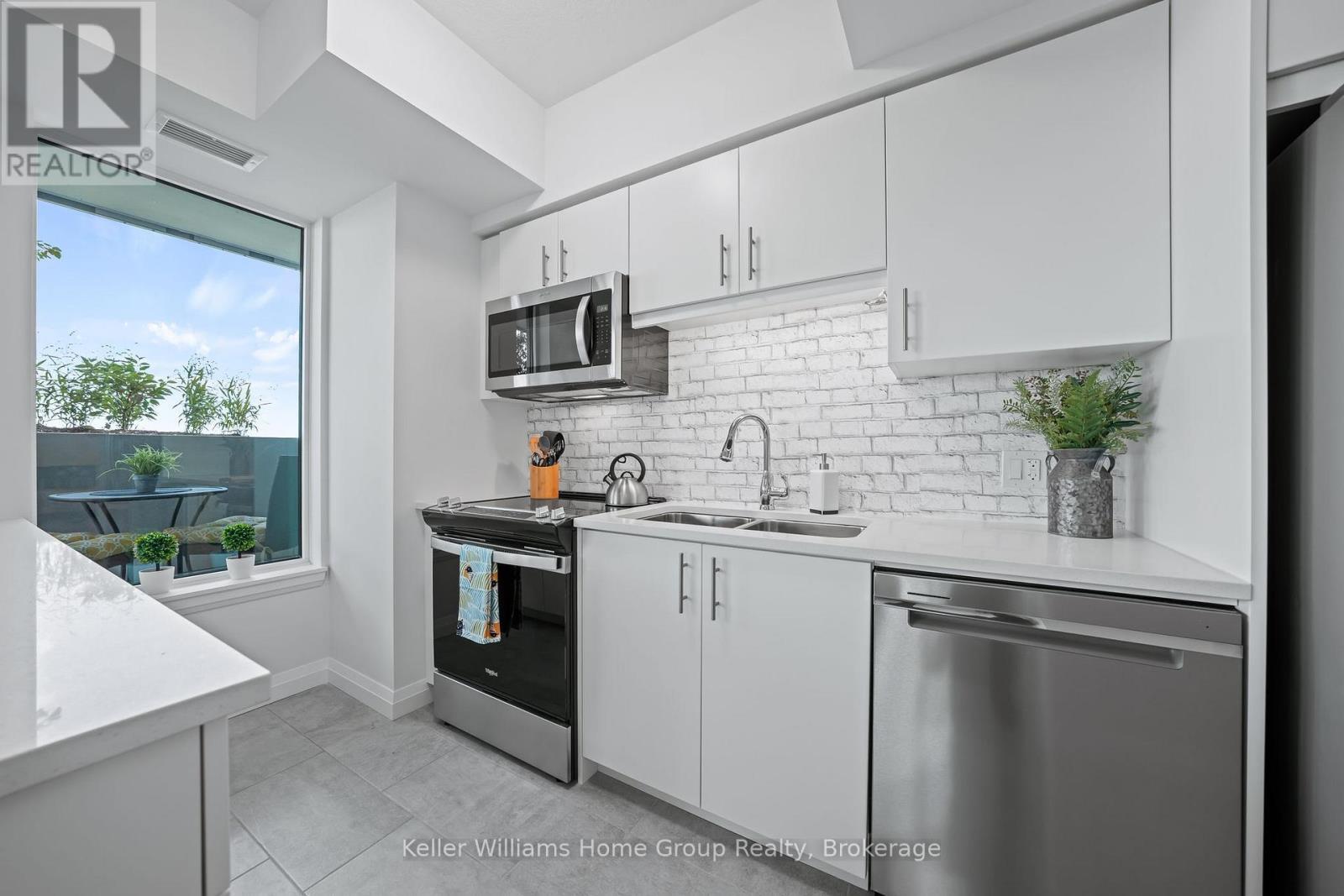 714 - 93 Arthur Street, Guelph (St. Patrick'S Ward), ON - Indoor Photo Showing Kitchen With Double Sink With Upgraded Kitchen