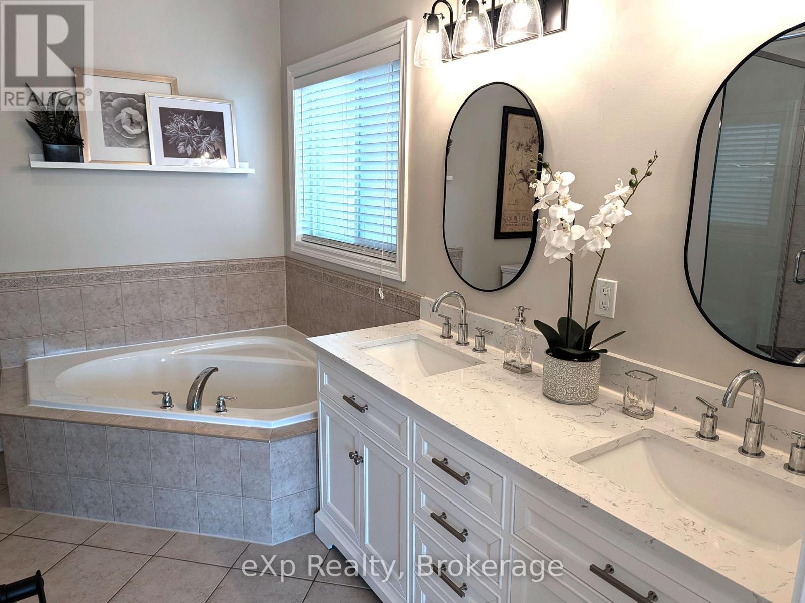 93 Vaughan Street, Guelph (Clairfields/Hanlon Business Park), ON - Indoor Photo Showing Bathroom