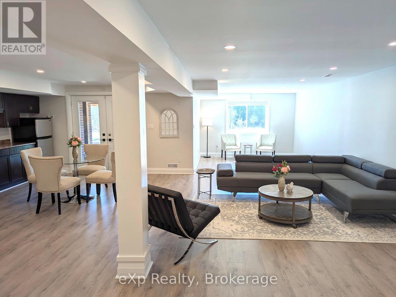 93 Vaughan Street, Guelph (Clairfields/Hanlon Business Park), ON - Indoor Photo Showing Other Room