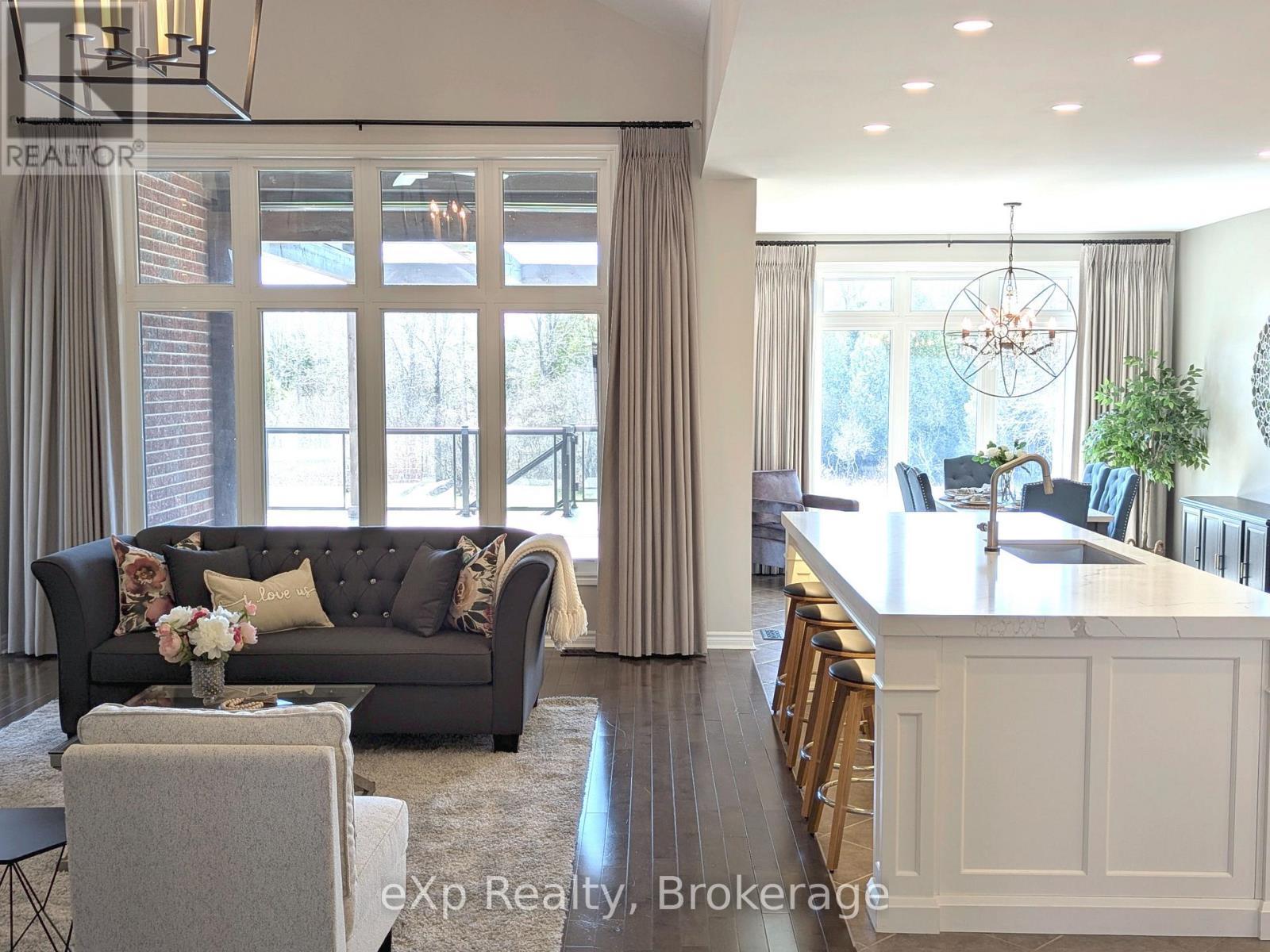 93 Vaughan Street, Guelph (Clairfields/Hanlon Business Park), ON - Indoor Photo Showing Living Room