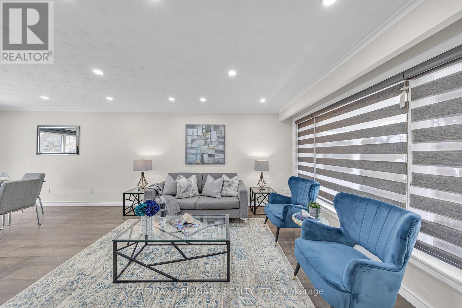 35 Rowallan Drive, Toronto, ON - Indoor Photo Showing Living Room