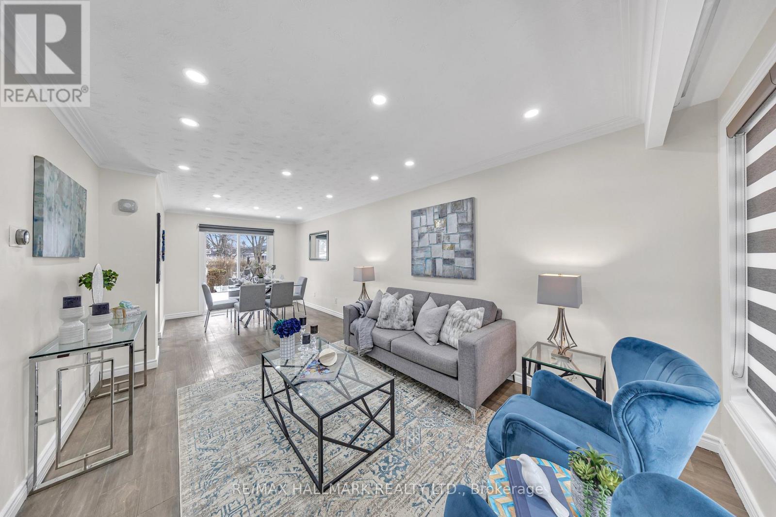 35 Rowallan Drive, Toronto, ON - Indoor Photo Showing Living Room