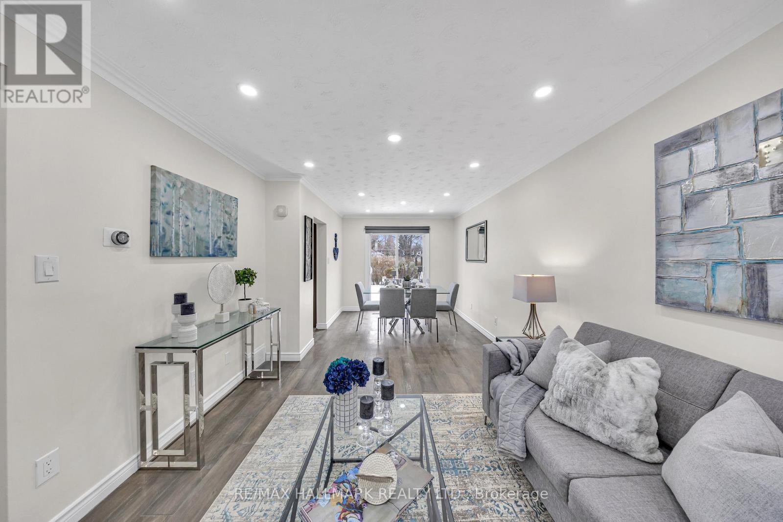 35 Rowallan Drive, Toronto, ON - Indoor Photo Showing Living Room