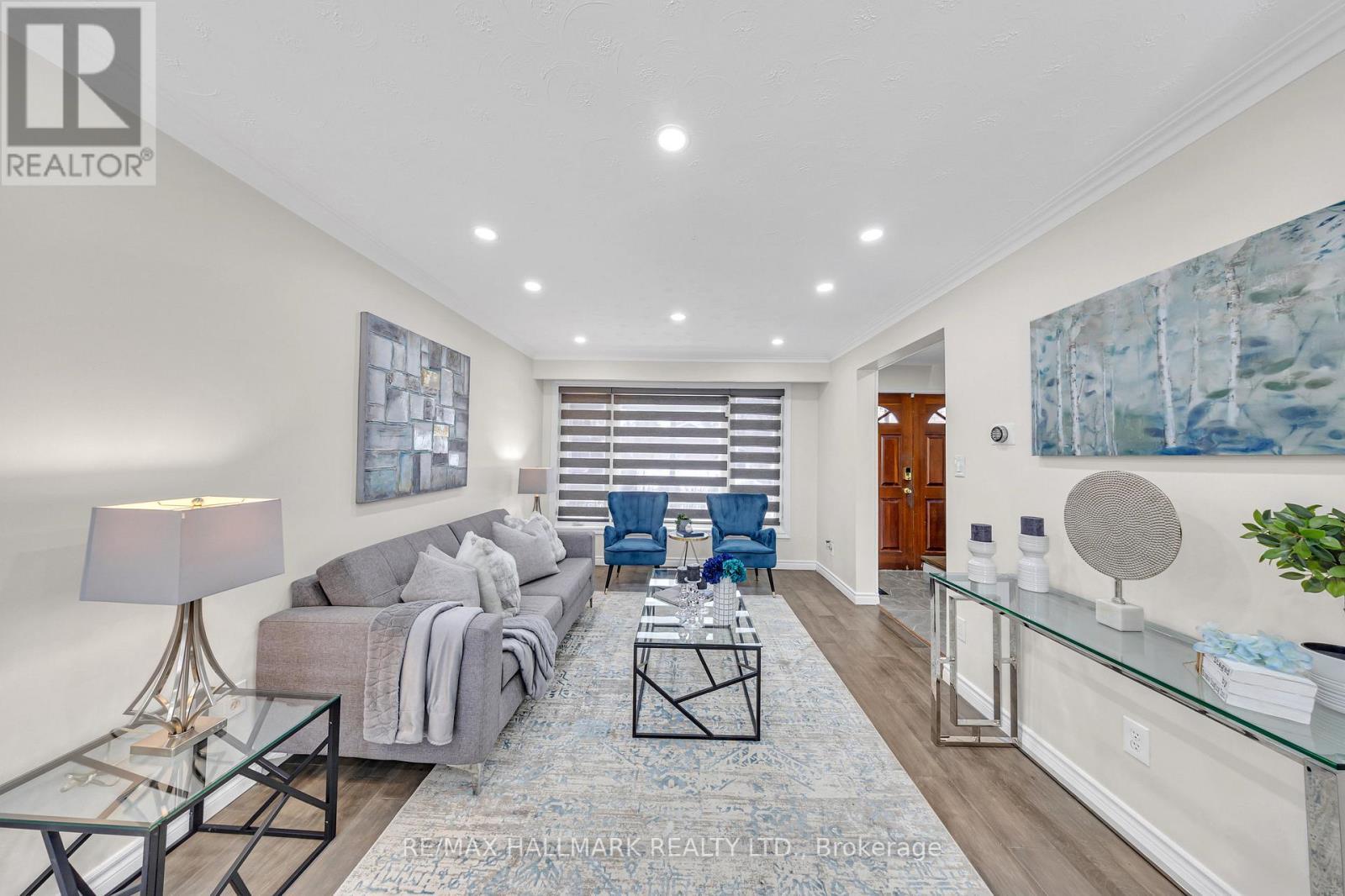 35 Rowallan Drive, Toronto, ON - Indoor Photo Showing Living Room