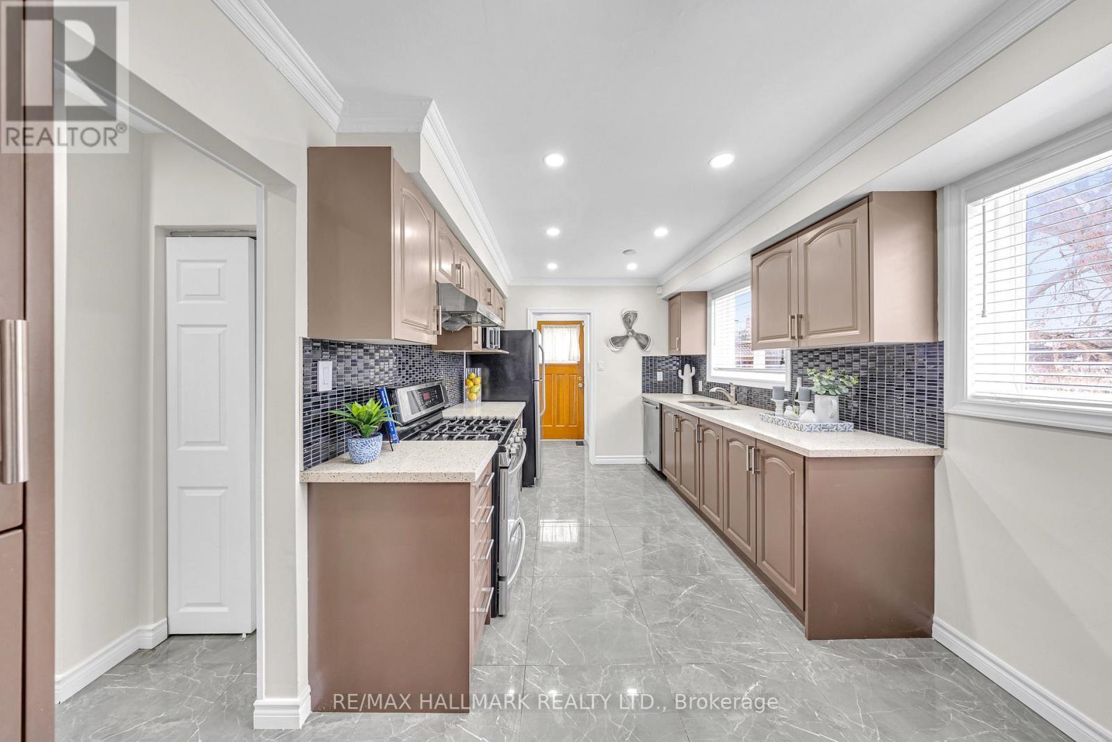 35 Rowallan Drive, Toronto, ON - Indoor Photo Showing Kitchen
