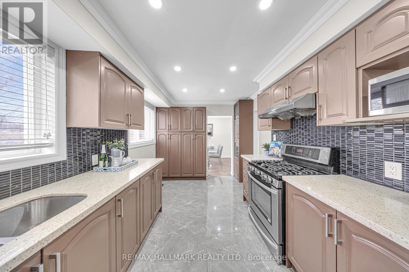 35 Rowallan Drive, Toronto, ON - Indoor Photo Showing Kitchen With Upgraded Kitchen