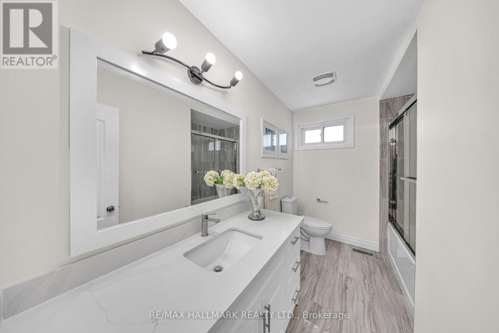 35 Rowallan Drive, Toronto, ON - Indoor Photo Showing Bathroom