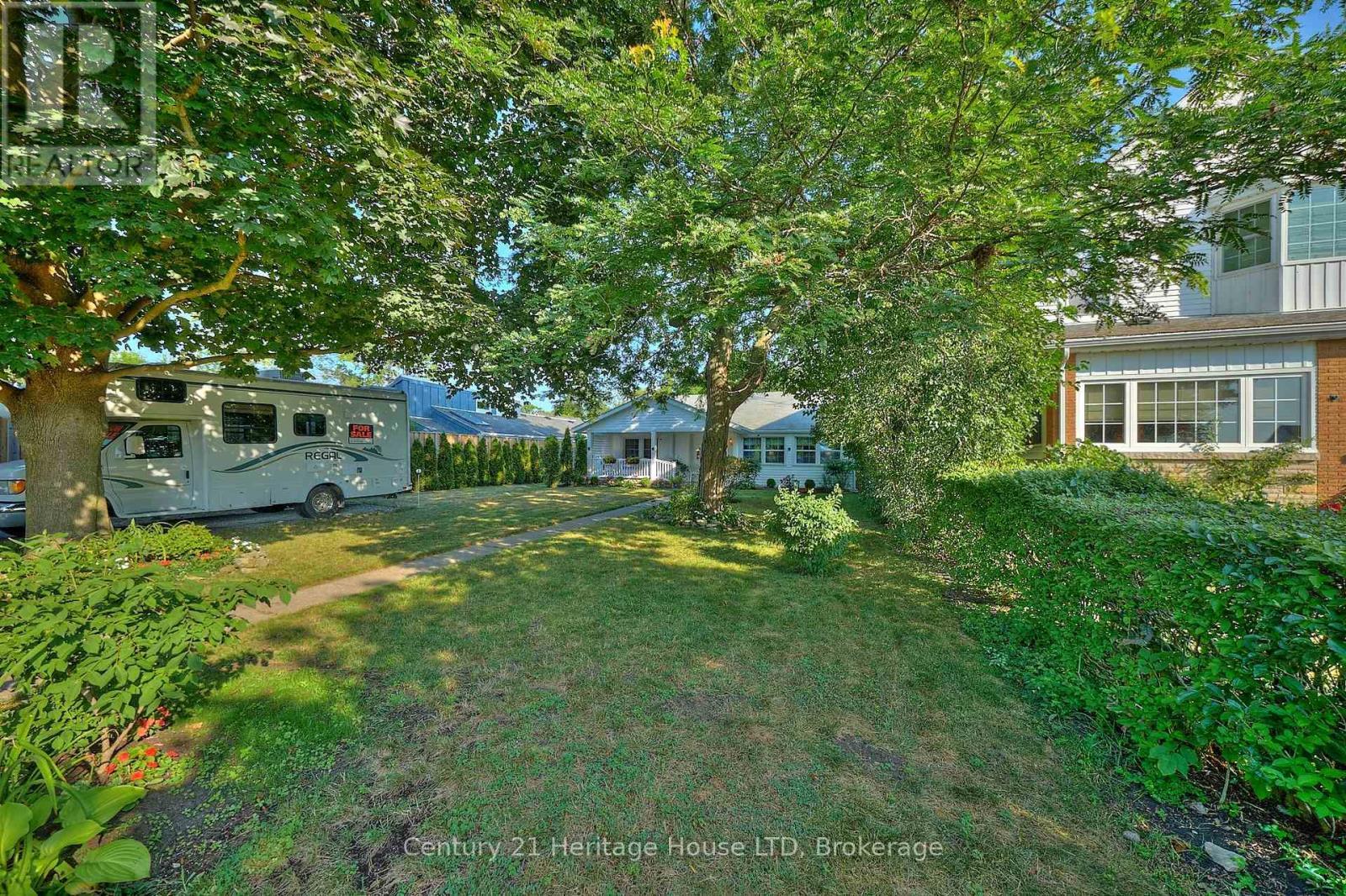 Large front yard and lot with mature trees - 662 Lakeshore Road, Fort Erie (Lakeshore), ON - Outdoor