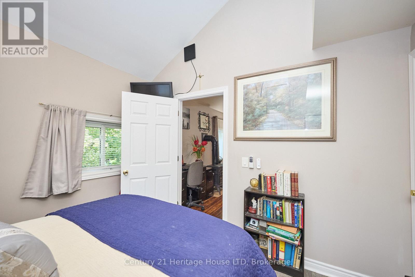 Main Floor Second Bedroom with windows - 662 Lakeshore Road, Fort Erie (Lakeshore), ON - Indoor Photo Showing Bedroom