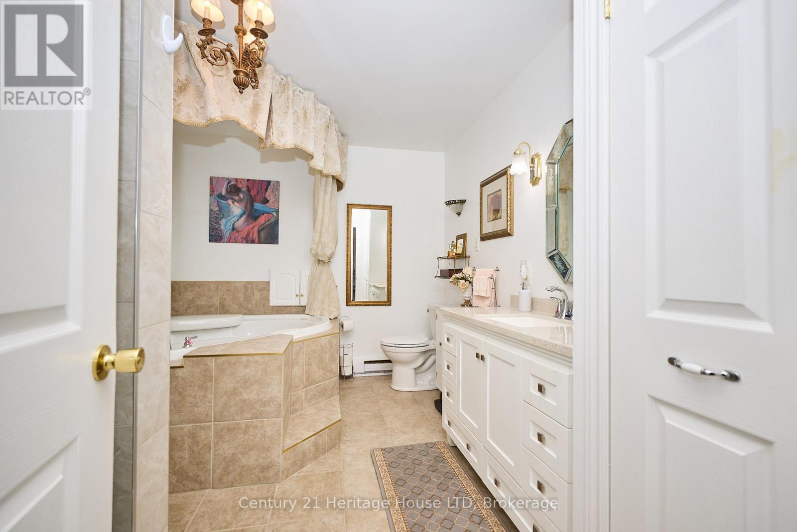 4 Piece Bathroom on Main Floor - 662 Lakeshore Road, Fort Erie (Lakeshore), ON - Indoor Photo Showing Bathroom
