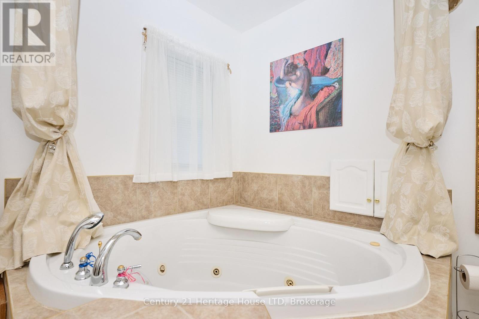Jacuzzi tub in the 4 piece bath - 662 Lakeshore Road, Fort Erie (Lakeshore), ON - Indoor Photo Showing Bathroom