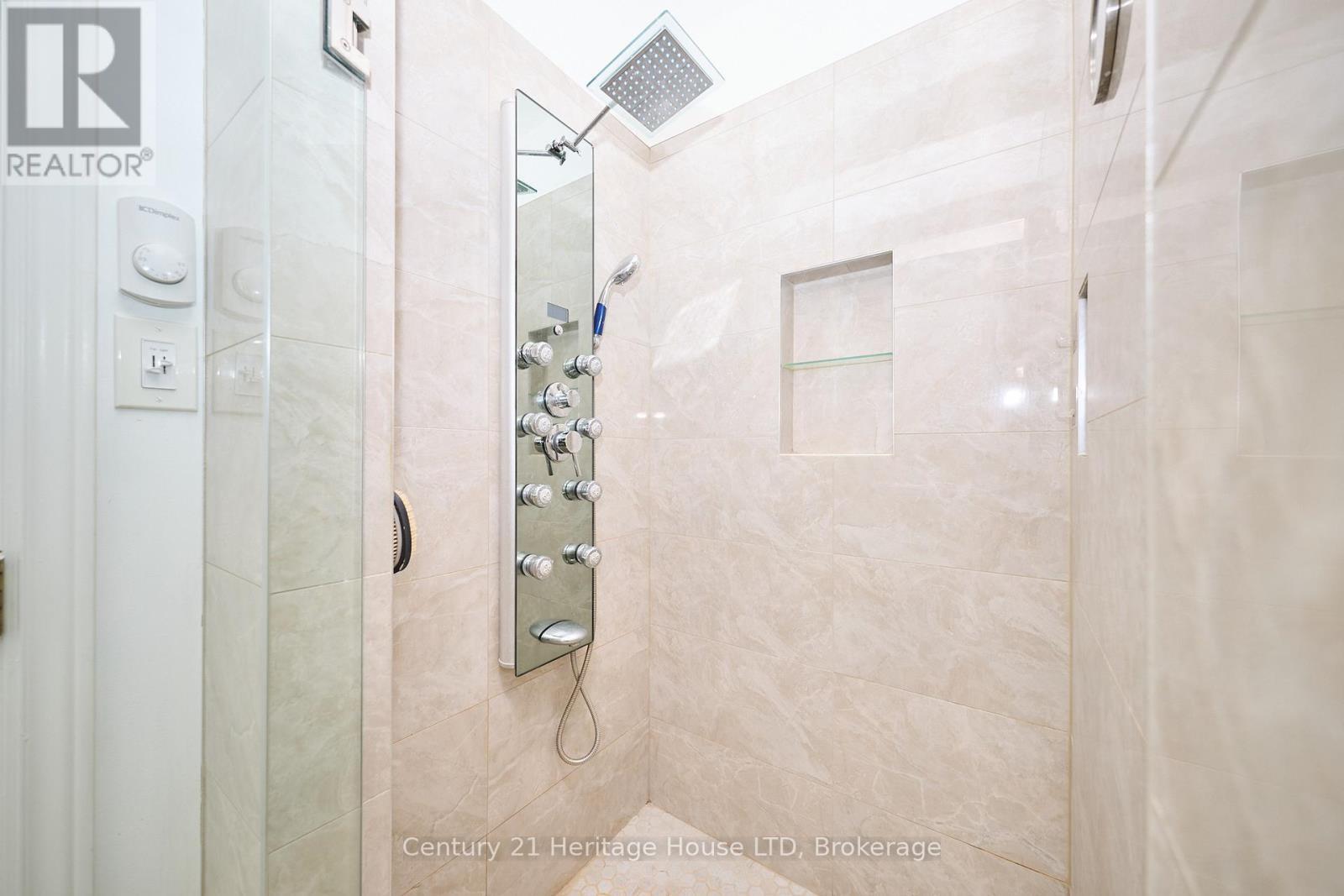 Customized shower in the main floor bath. - 662 Lakeshore Road, Fort Erie (Lakeshore), ON - Indoor Photo Showing Bathroom