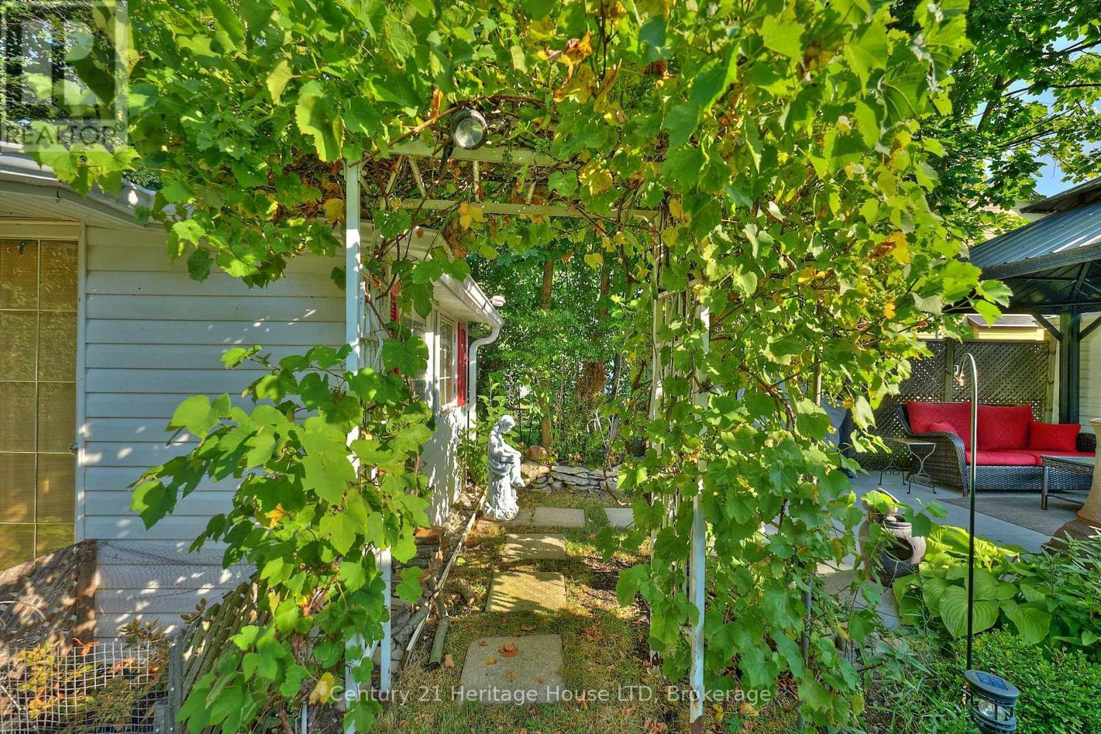 The walkway beside the garden shed in the backyard - 662 Lakeshore Road, Fort Erie (Lakeshore), ON - Outdoor
