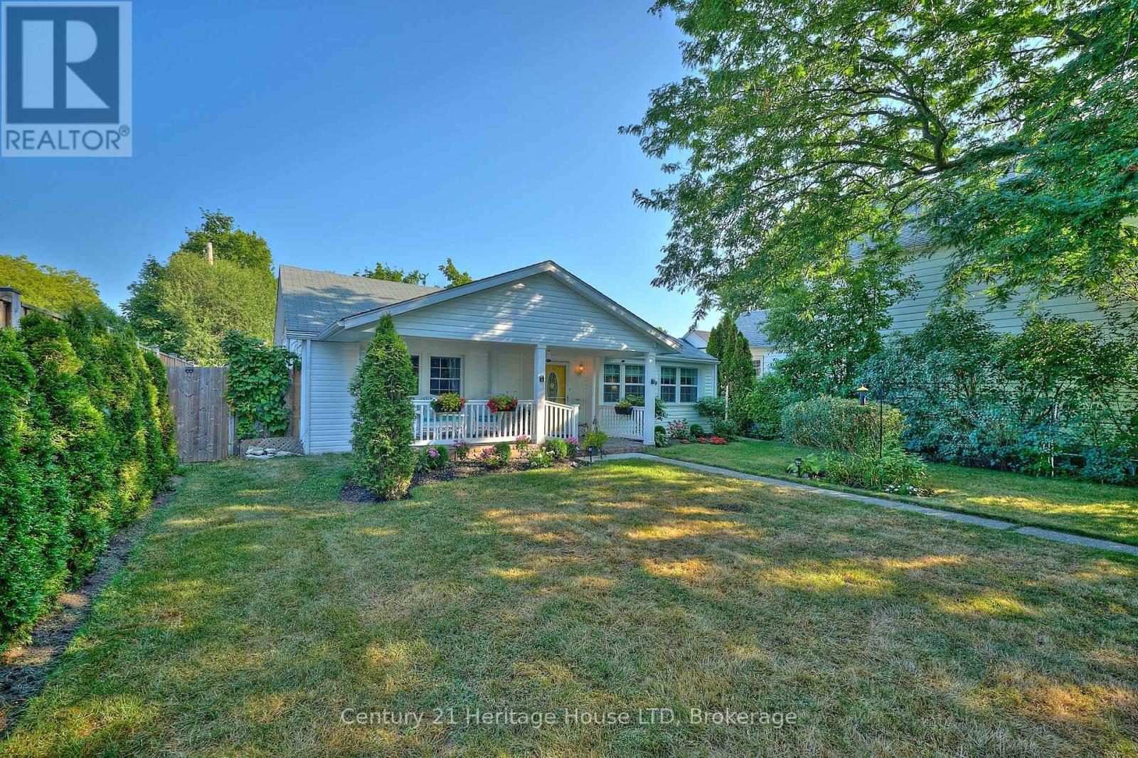 Landscaped front yard with gardens & trees - 662 Lakeshore Road, Fort Erie (Lakeshore), ON - Outdoor