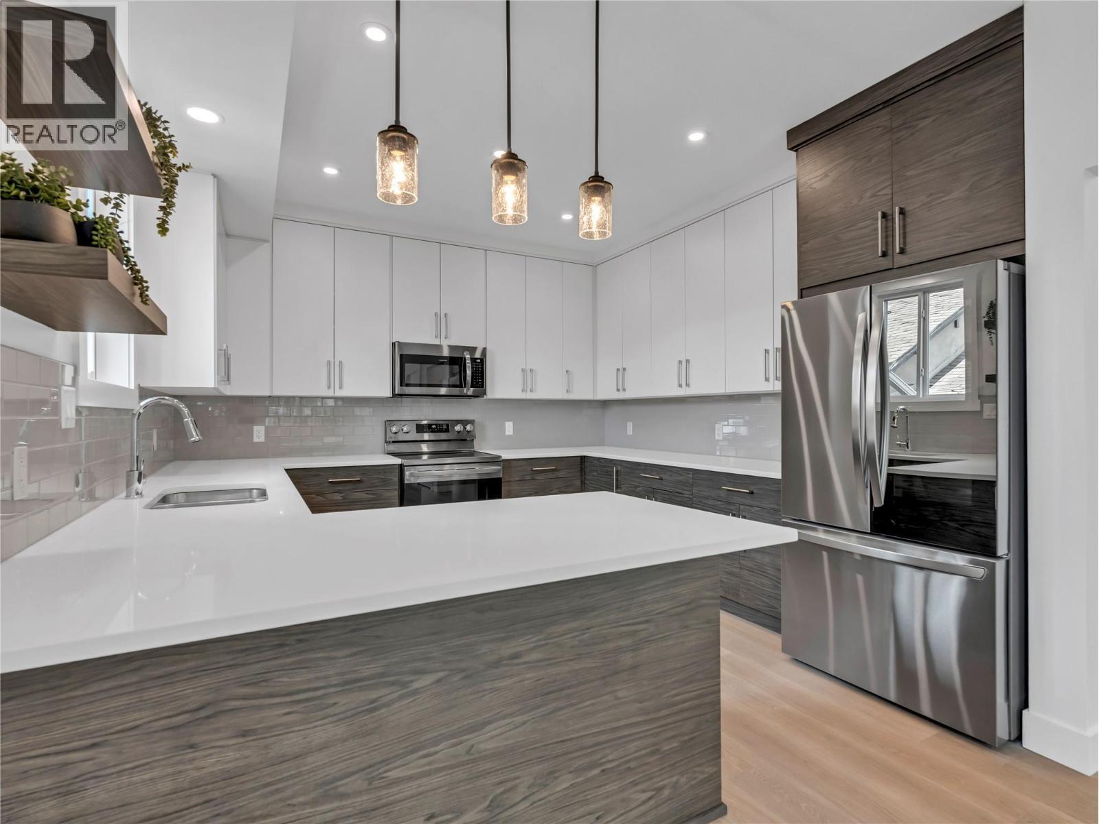 453 Maurice Street Unit# 102, Penticton, BC - Indoor Photo Showing Kitchen With Double Sink With Upgraded Kitchen