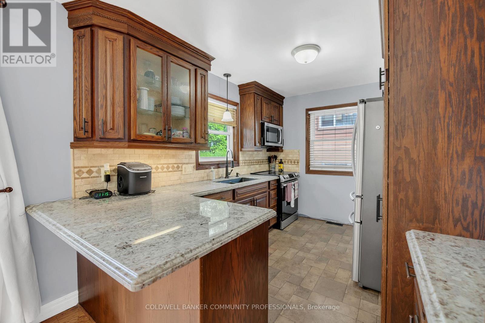 custom oak kitchen with granite tops - 446 East 36Th Street, Hamilton, ON - Indoor Photo Showing Kitchen