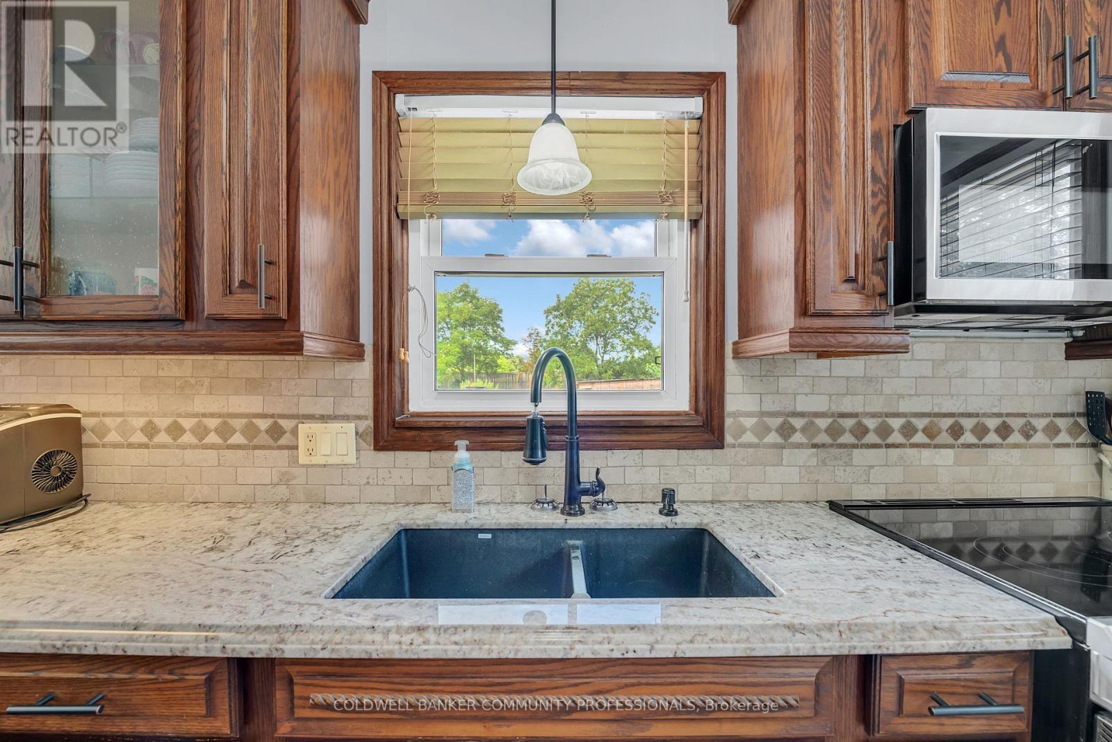 custom oak kitchen with granite tops - 446 East 36Th Street, Hamilton, ON - Indoor Photo Showing Kitchen With Double Sink With Upgraded Kitchen