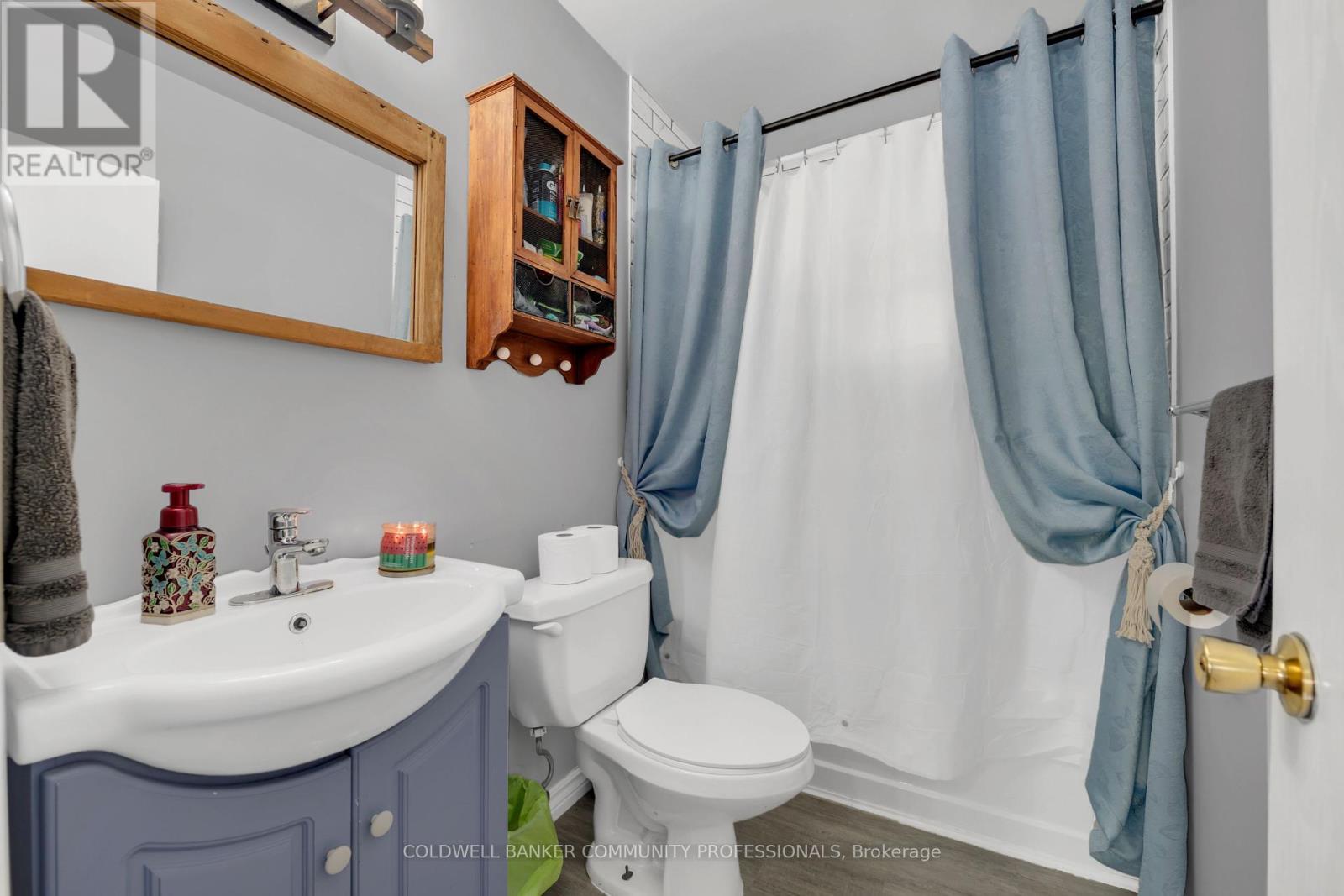 4-pc bathroom - 446 East 36Th Street, Hamilton, ON - Indoor Photo Showing Bathroom