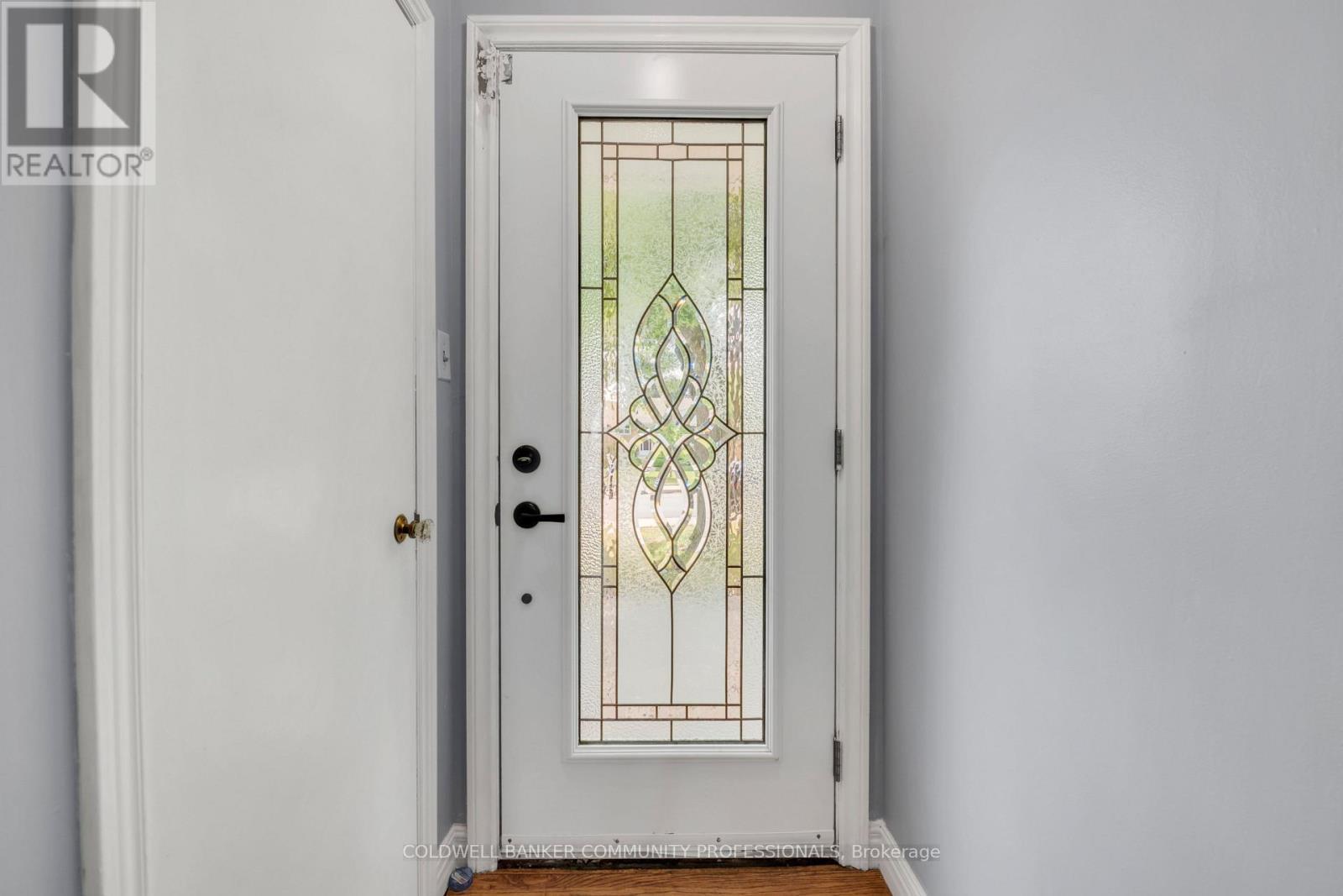 Front entry - 446 East 36Th Street, Hamilton, ON - Indoor Photo Showing Other Room