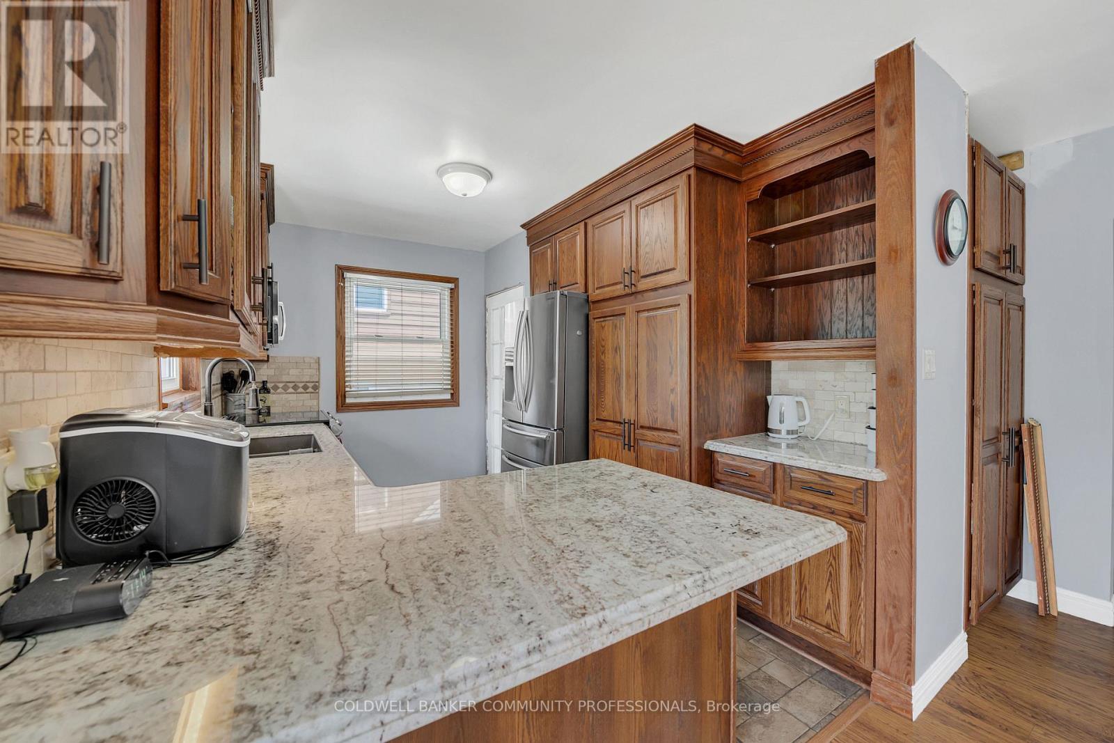 custom oak kitchen with granite tops - 446 East 36Th Street, Hamilton, ON - Indoor Photo Showing Kitchen